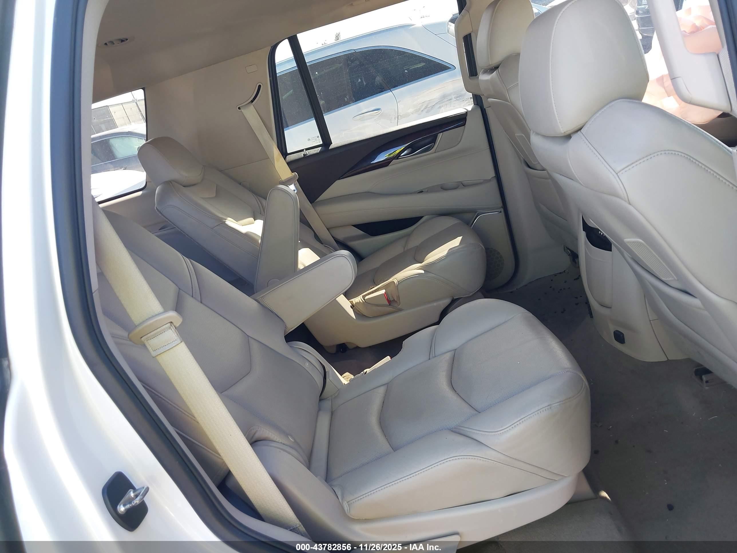 CADILLAC ESCALADE image 8