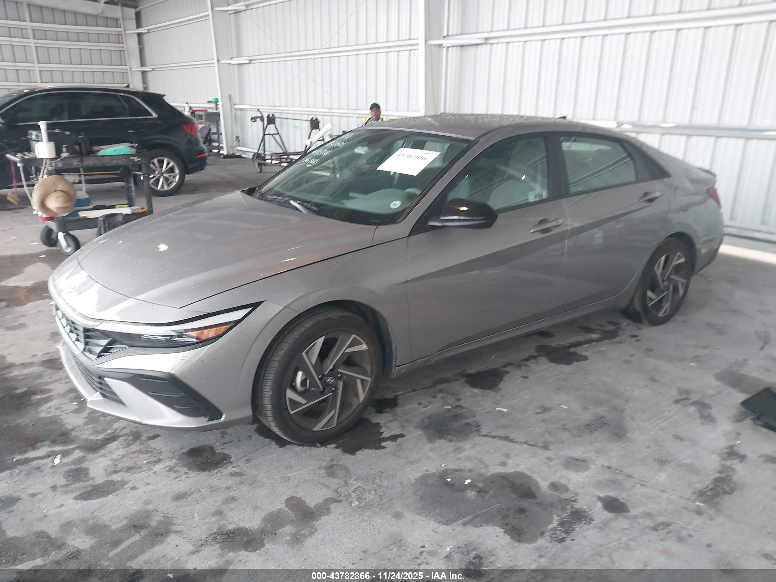 HYUNDAI ELANTRA image 2