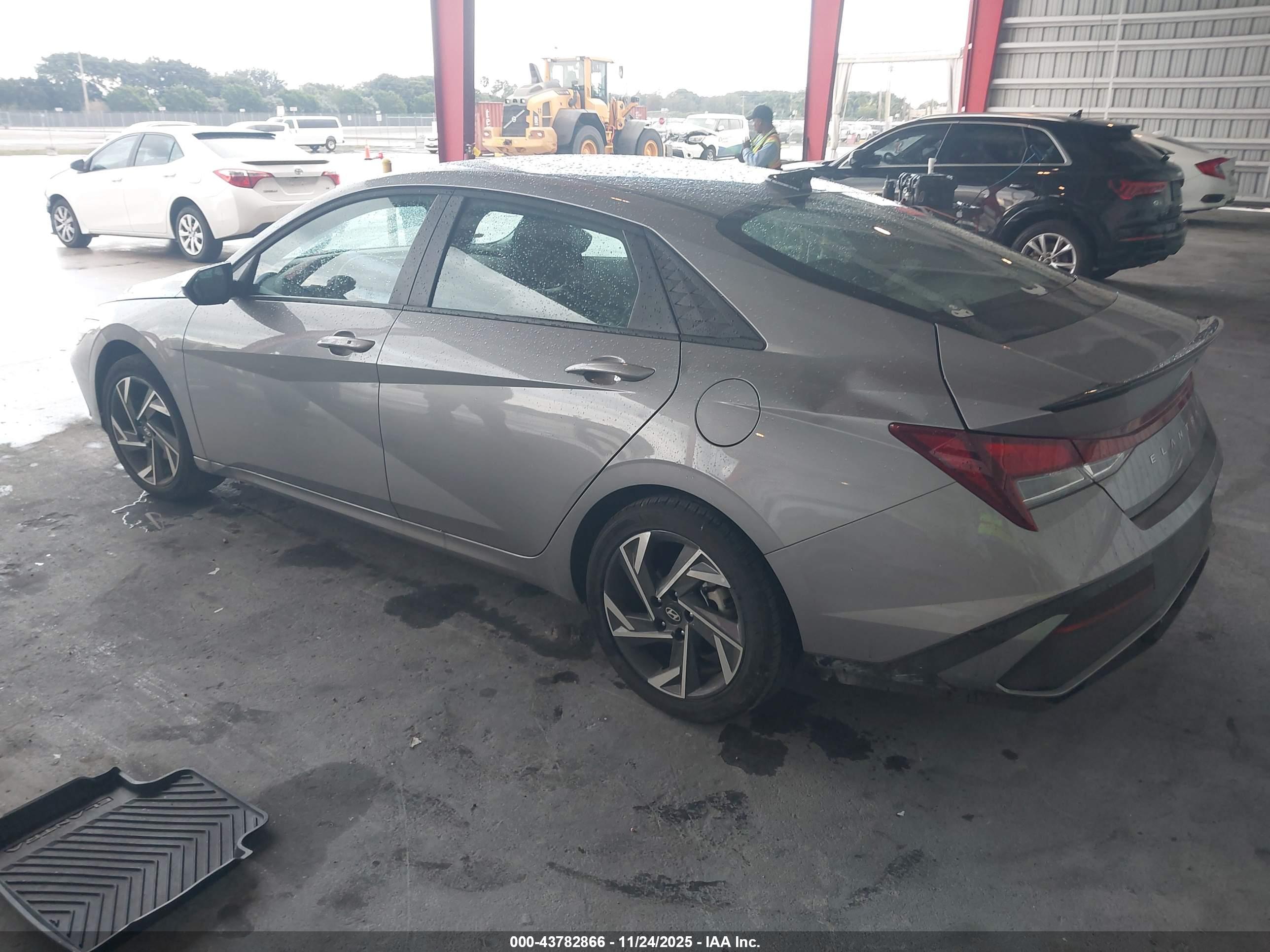 HYUNDAI ELANTRA image 3