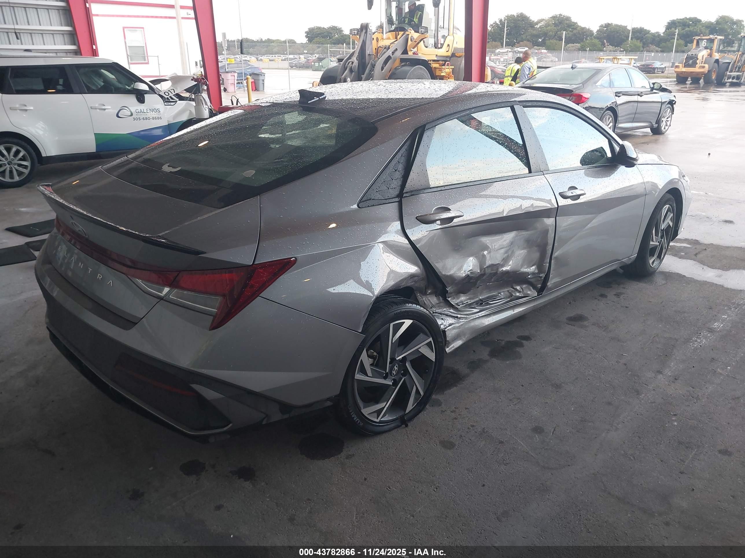 HYUNDAI ELANTRA image 4