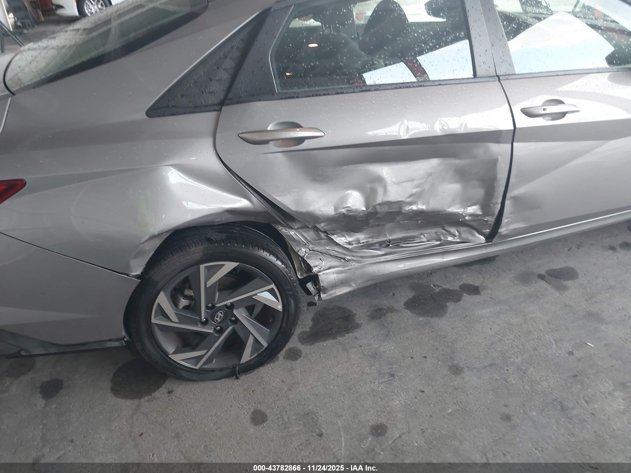 HYUNDAI ELANTRA image 6