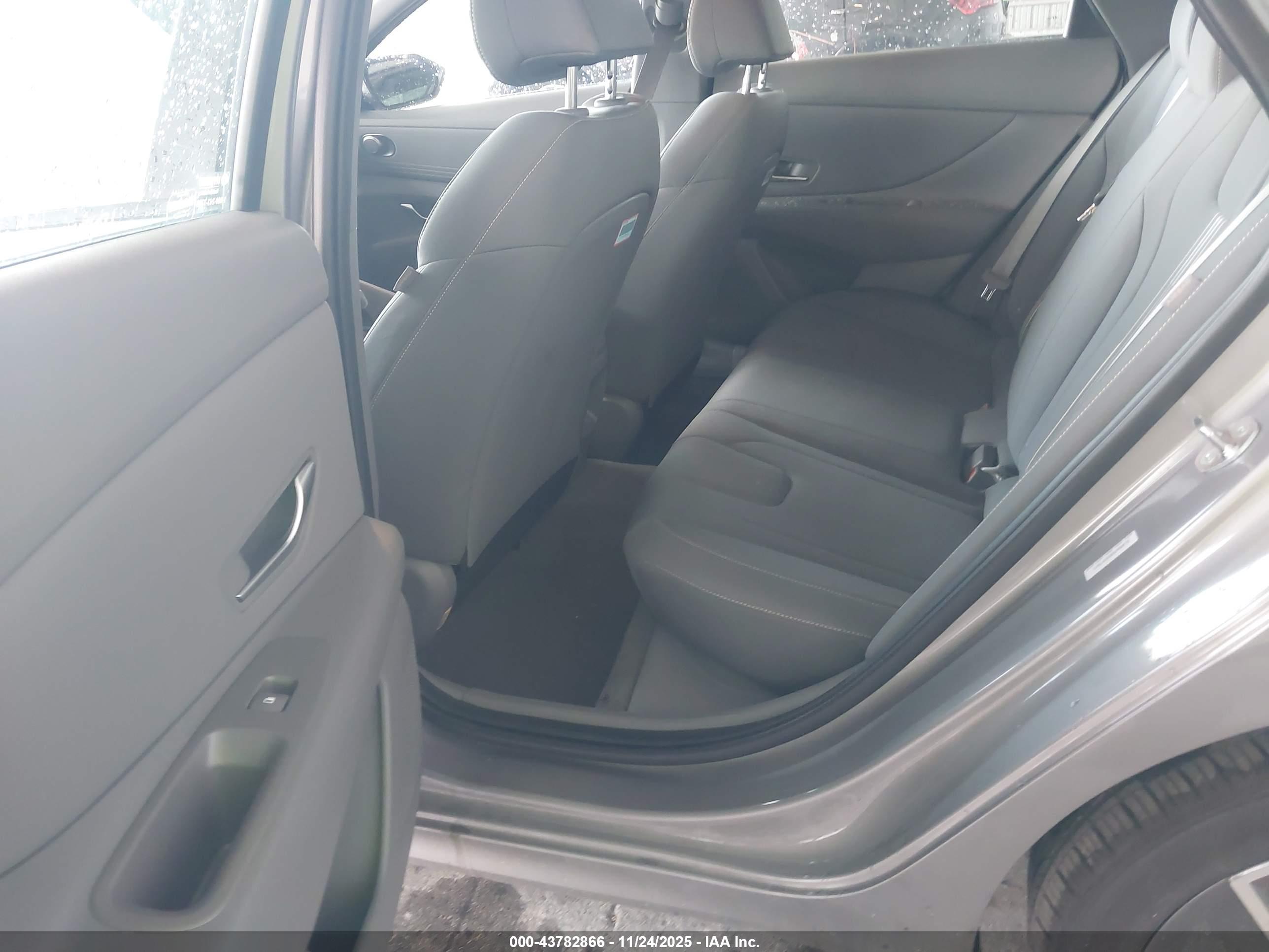 HYUNDAI ELANTRA image 8