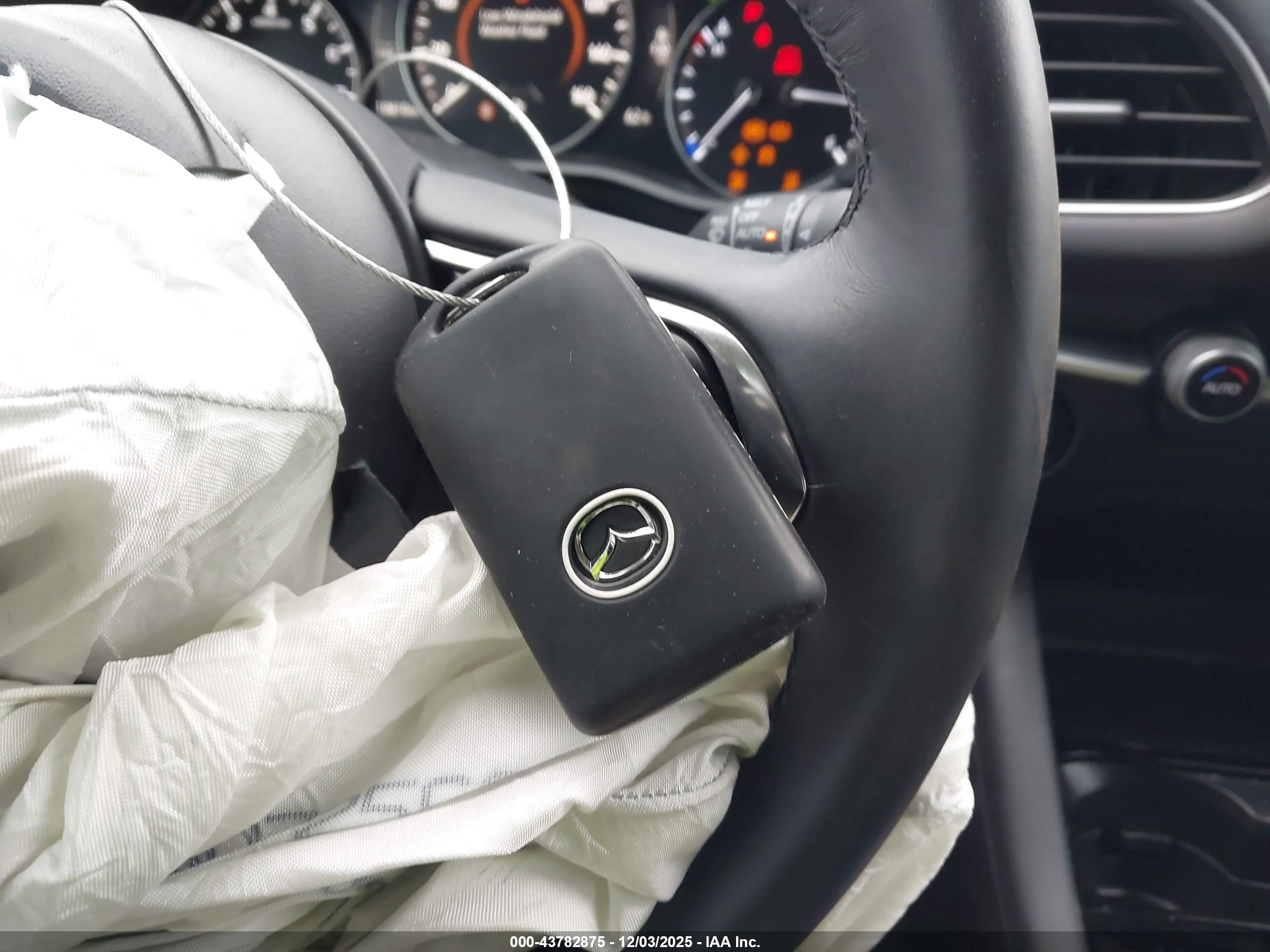 MAZDA 3 image 11