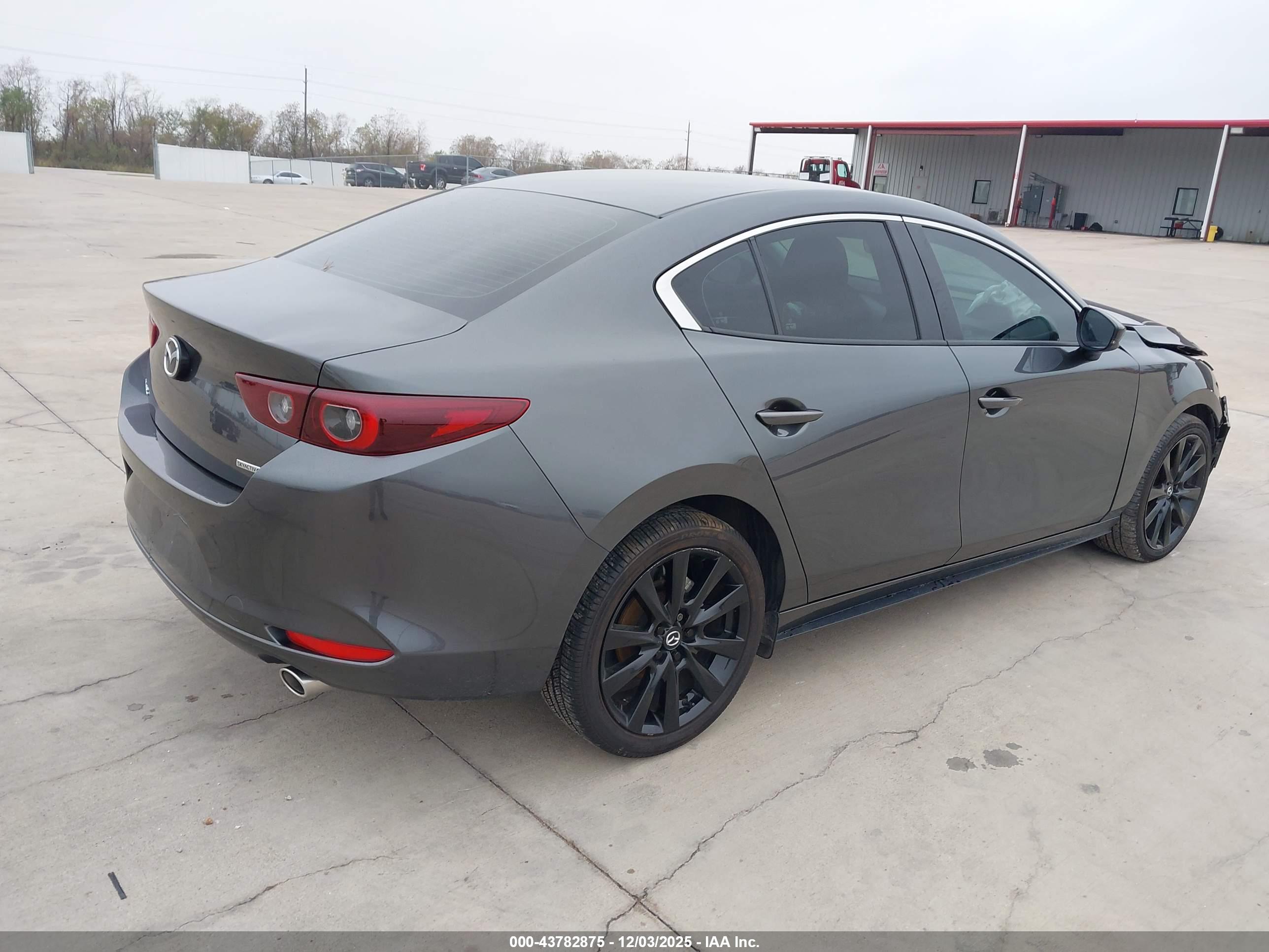 MAZDA 3 image 4