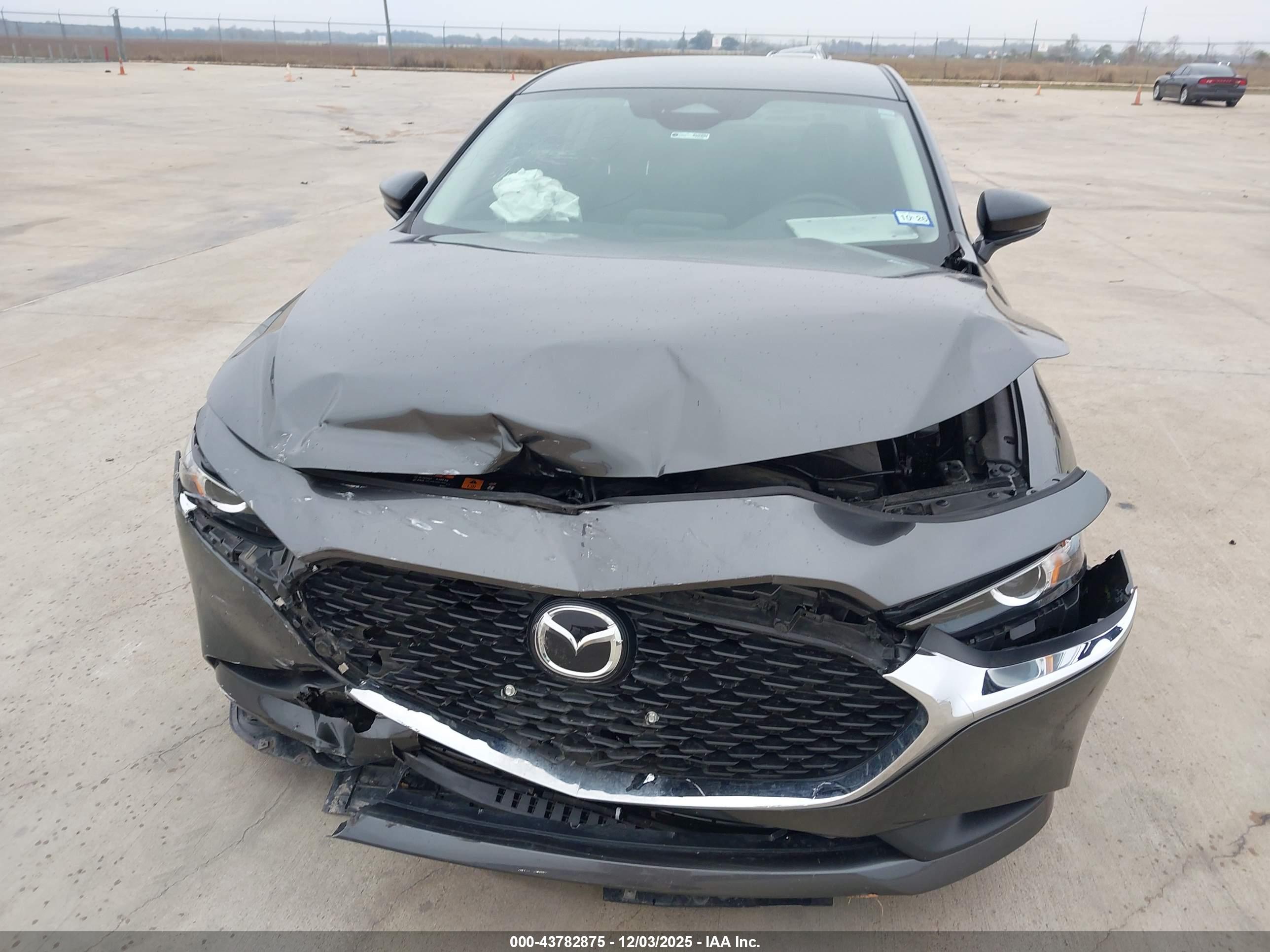 MAZDA 3 image 6