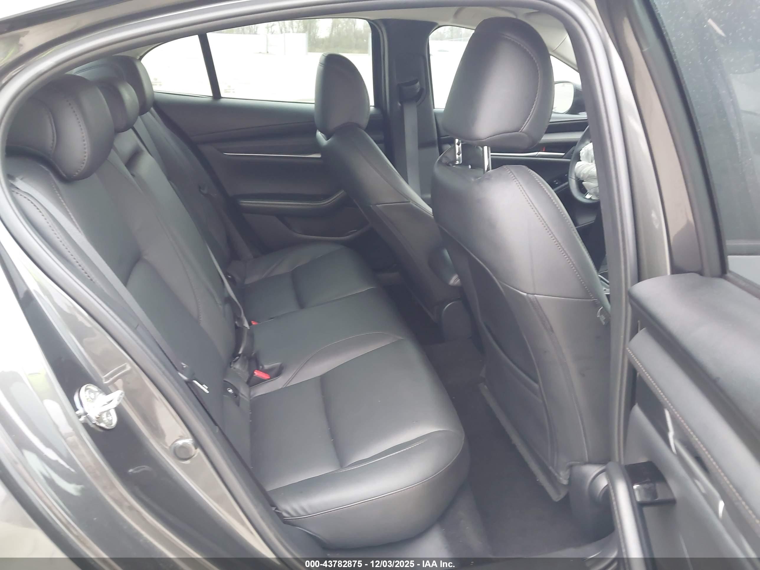 MAZDA 3 image 8