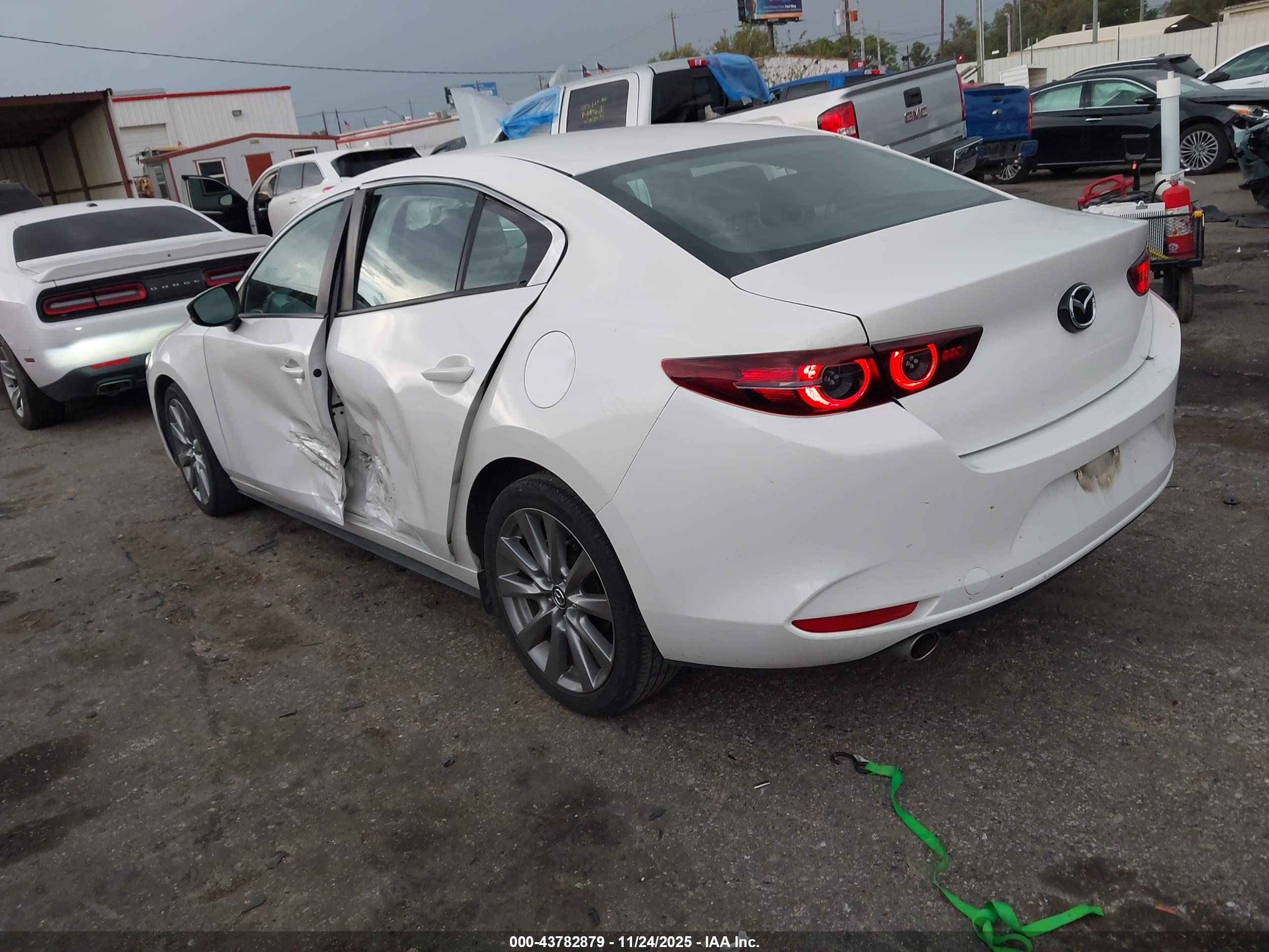 MAZDA MAZDA3 image 3