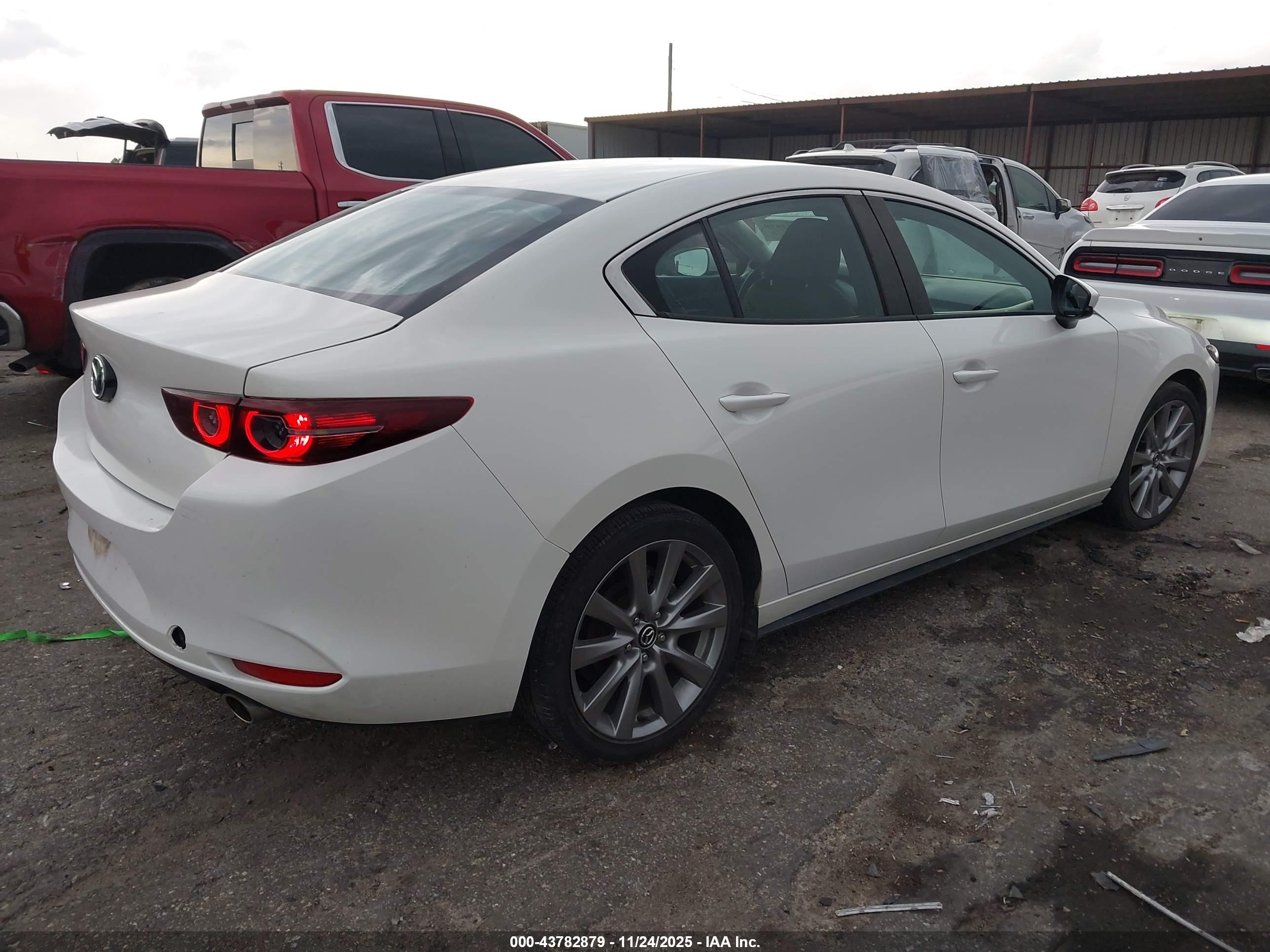 MAZDA MAZDA3 image 4