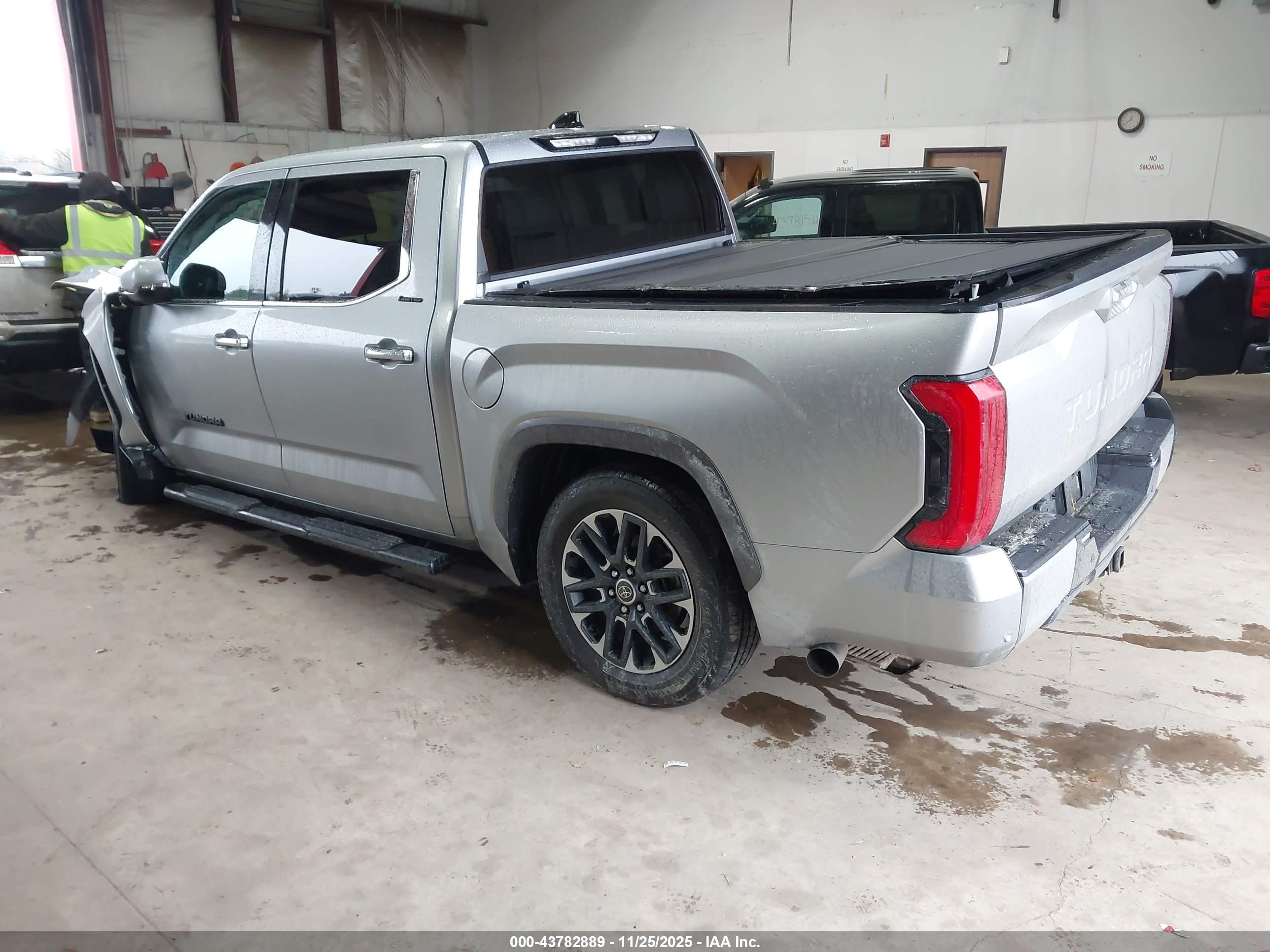 TOYOTA TUNDRA image 3