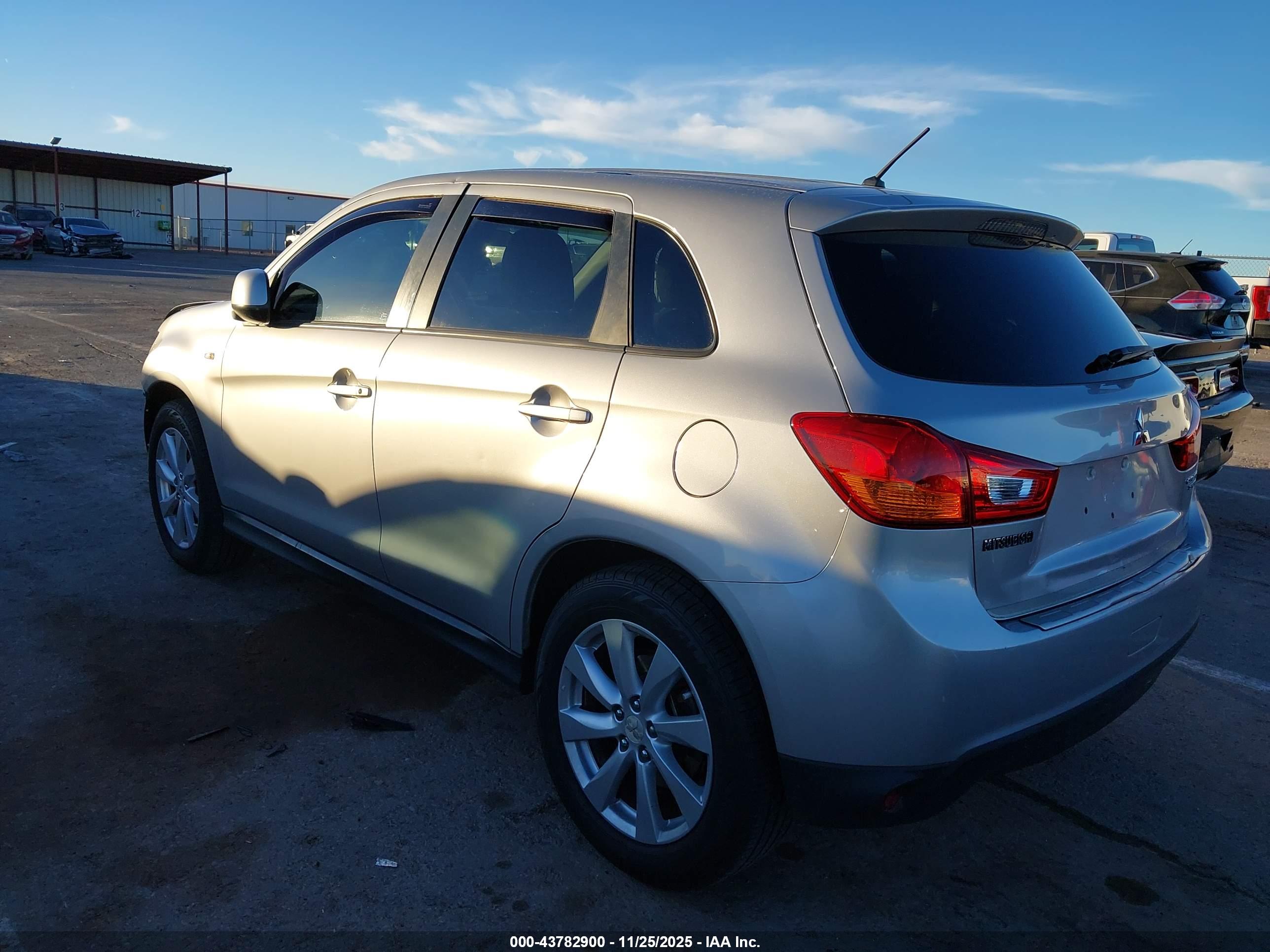 MITSUBISHI OUTLANDER image 3