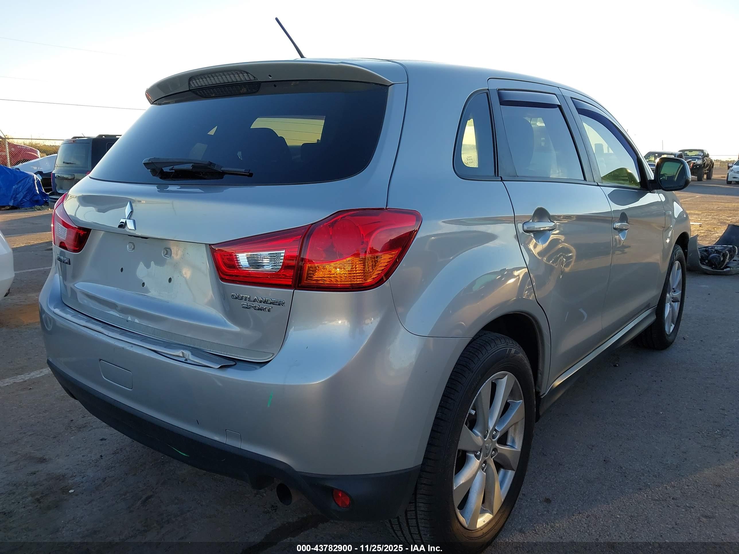 MITSUBISHI OUTLANDER image 4