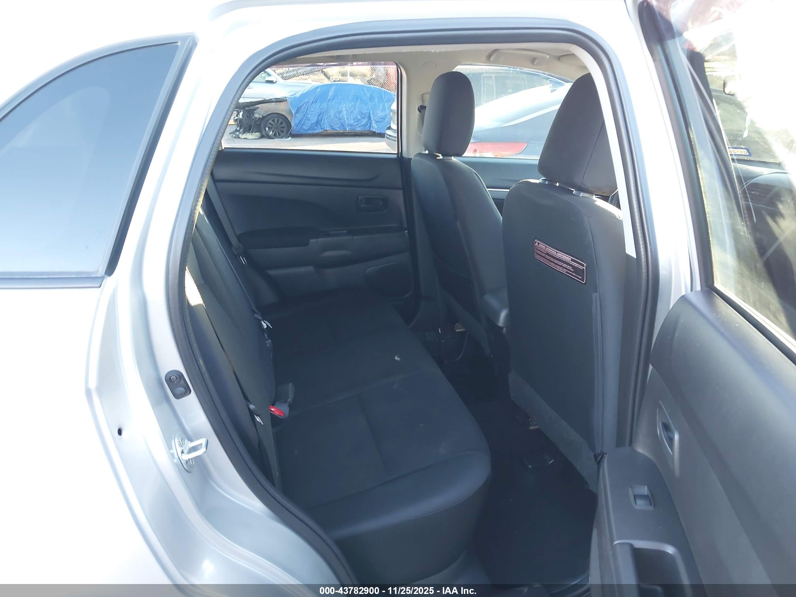 MITSUBISHI OUTLANDER image 8