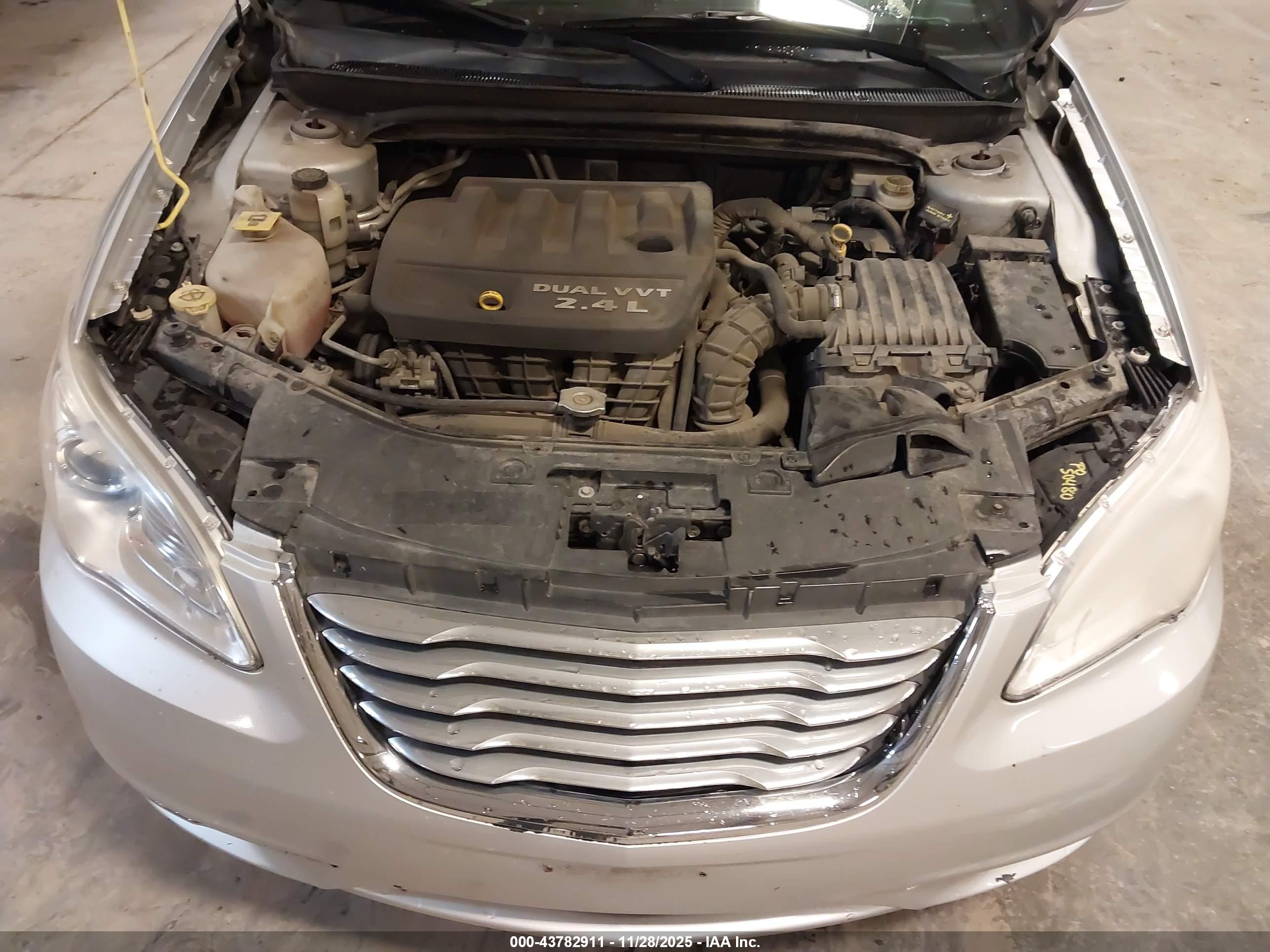 CHRYSLER 200 image 10