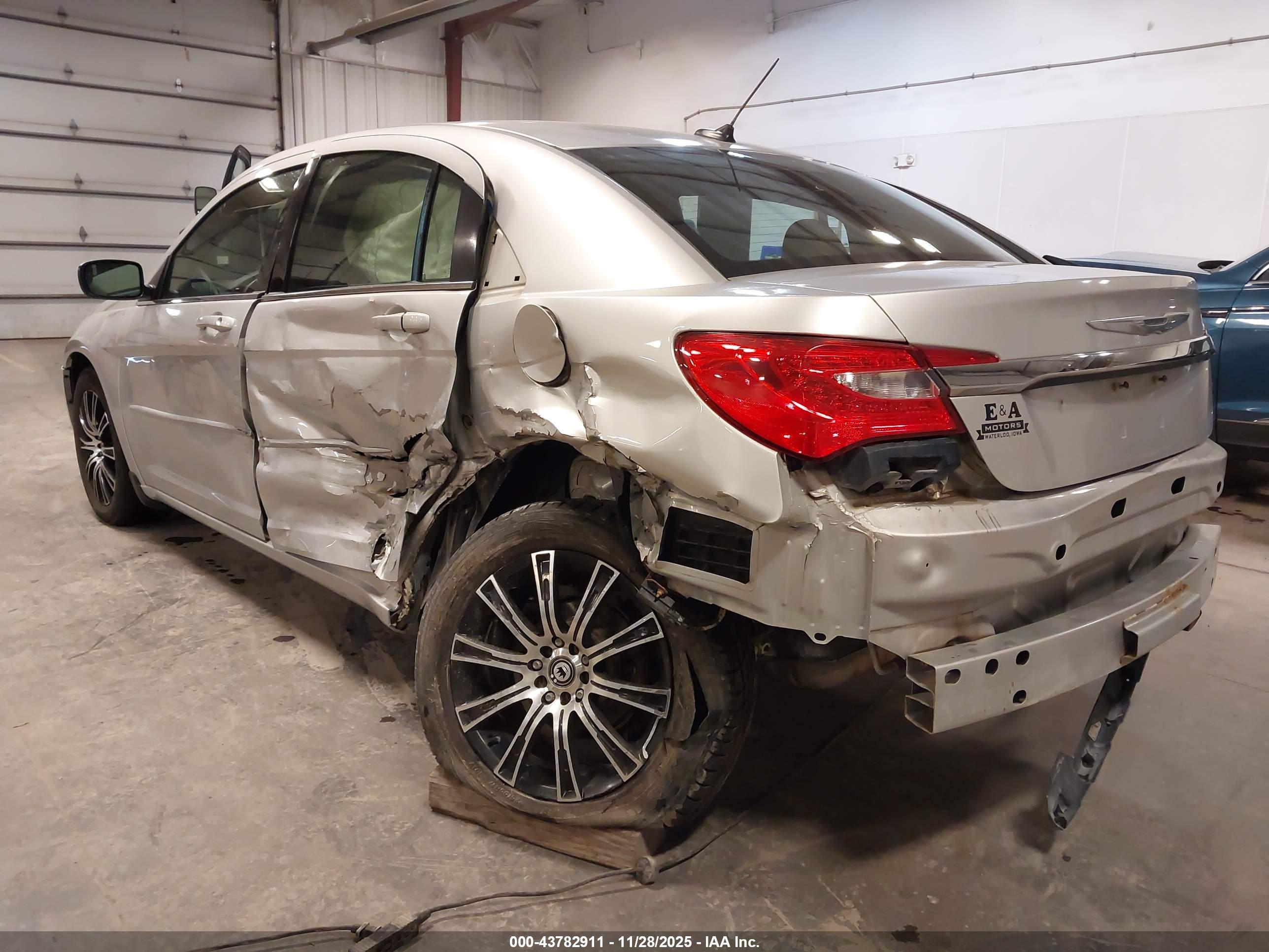 CHRYSLER 200 image 3