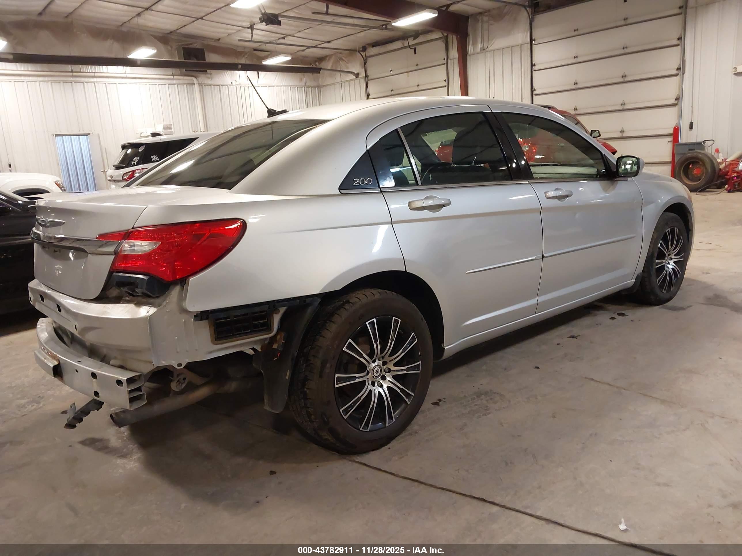 CHRYSLER 200 image 4