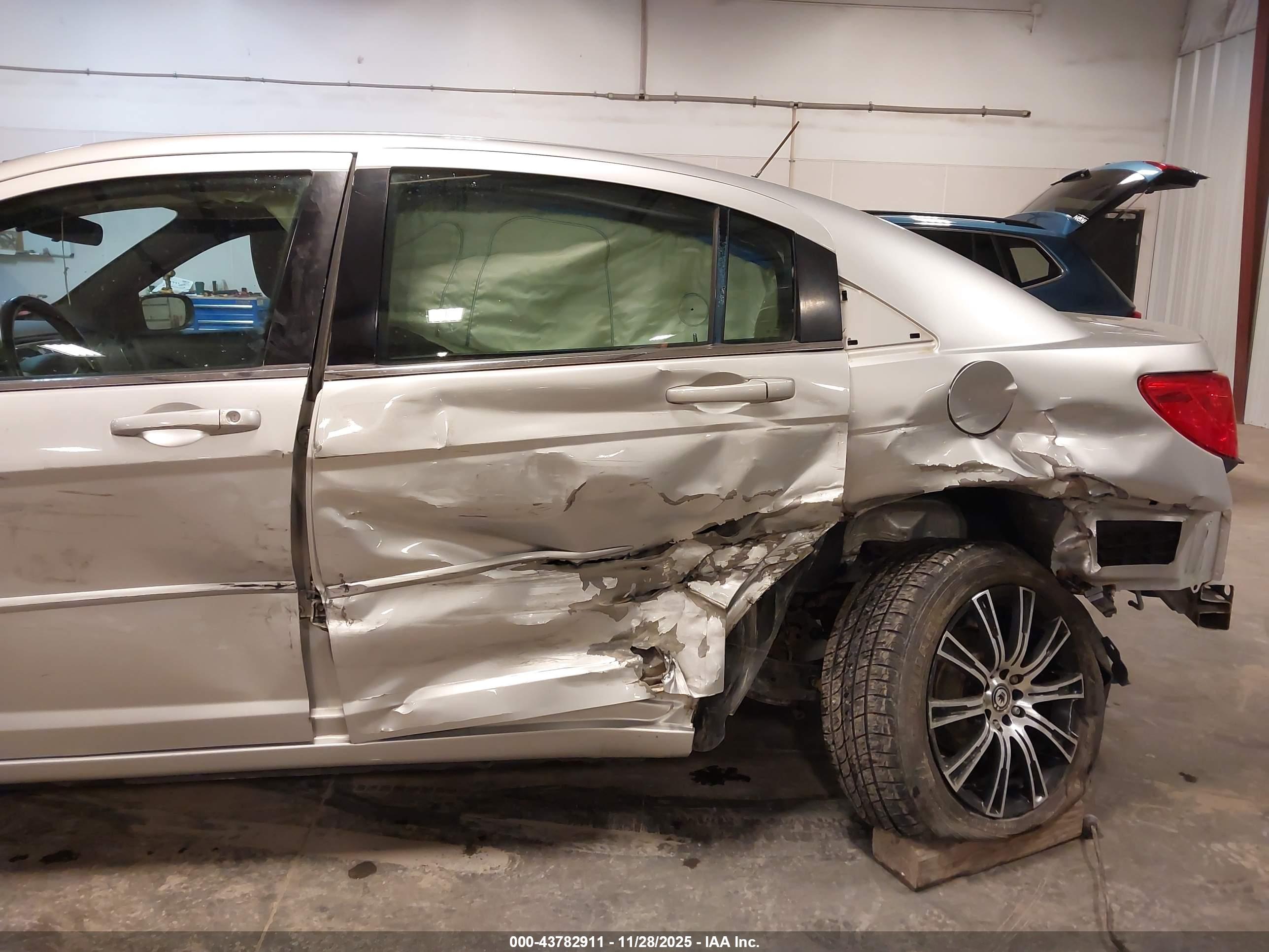 CHRYSLER 200 image 6