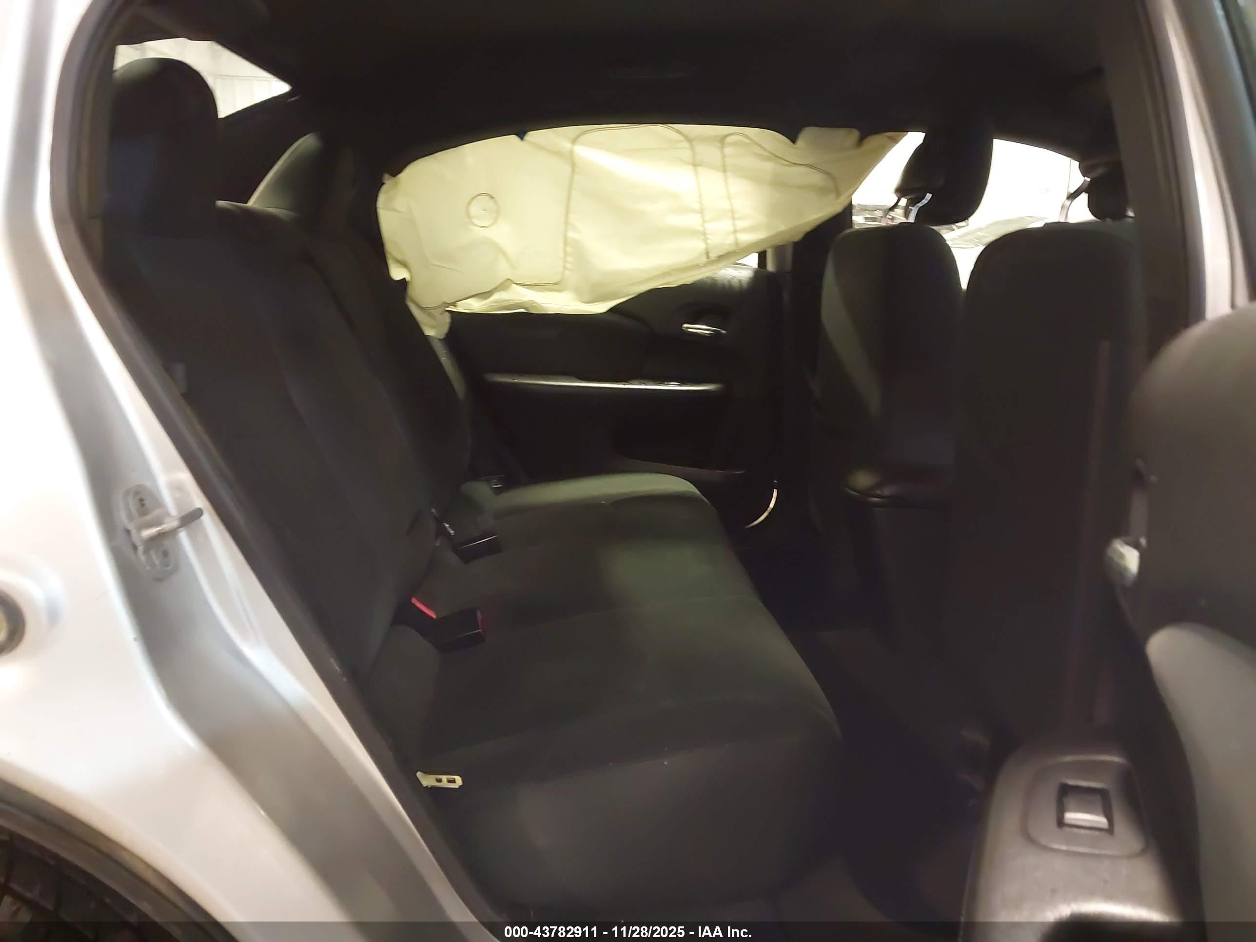 CHRYSLER 200 image 8
