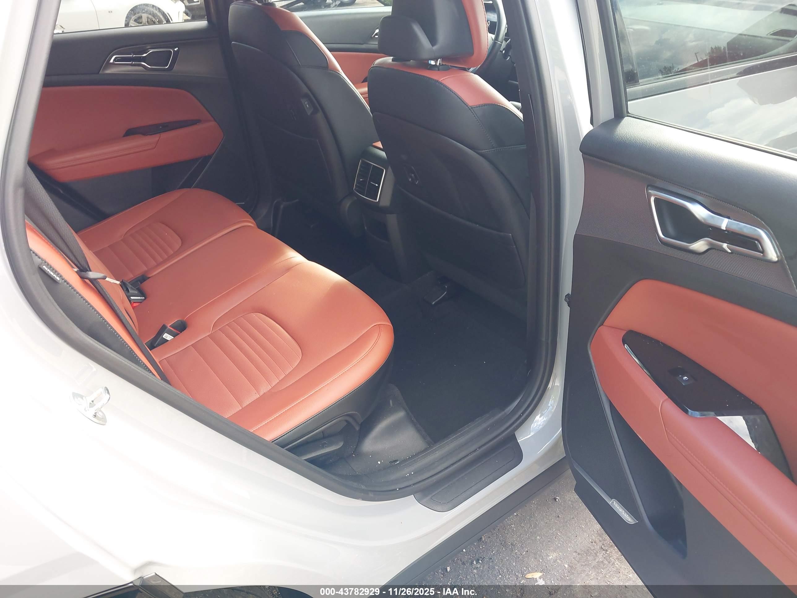 KIA SPORTAGE image 8