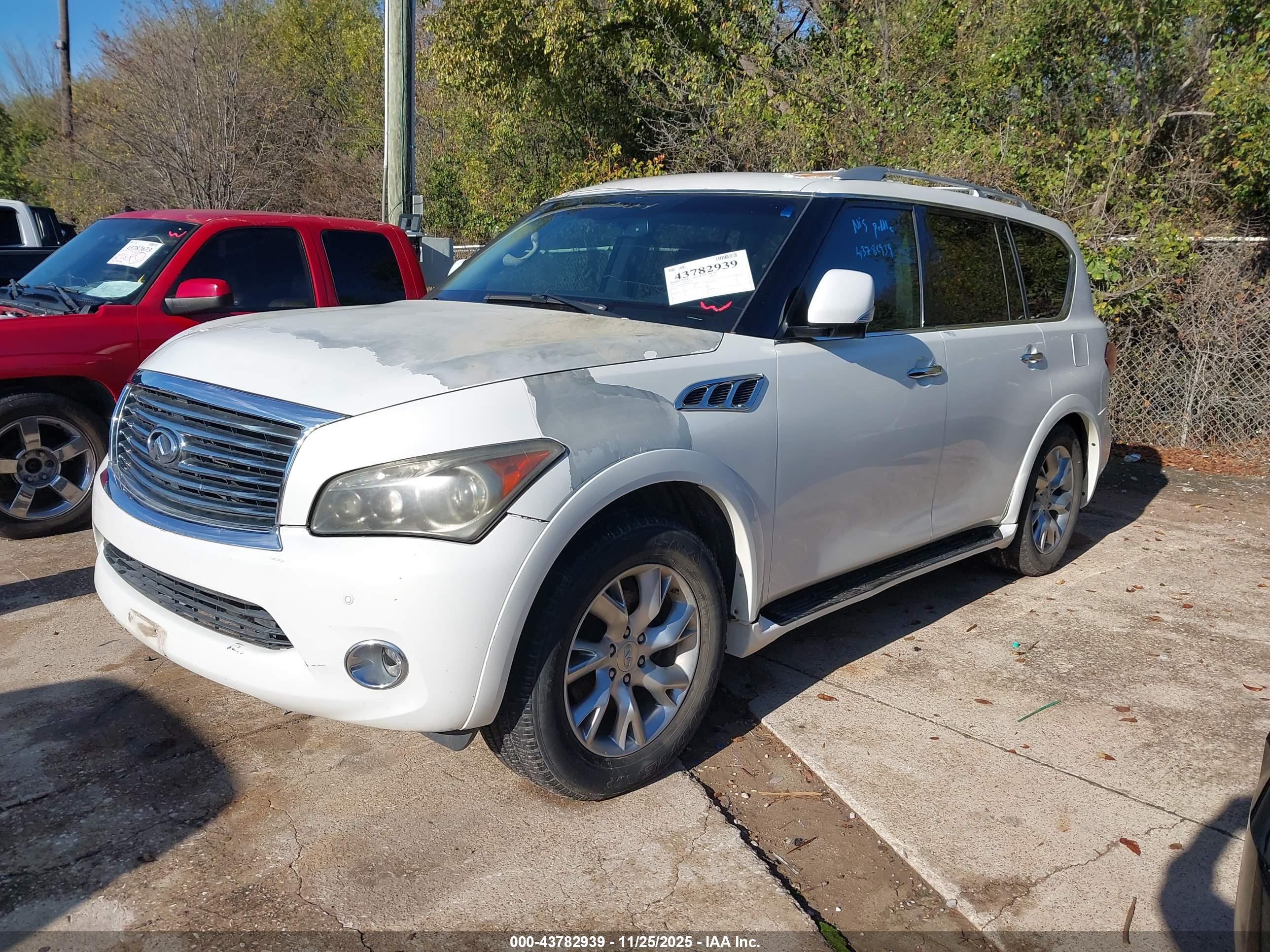 INFINITI QX56 image 2
