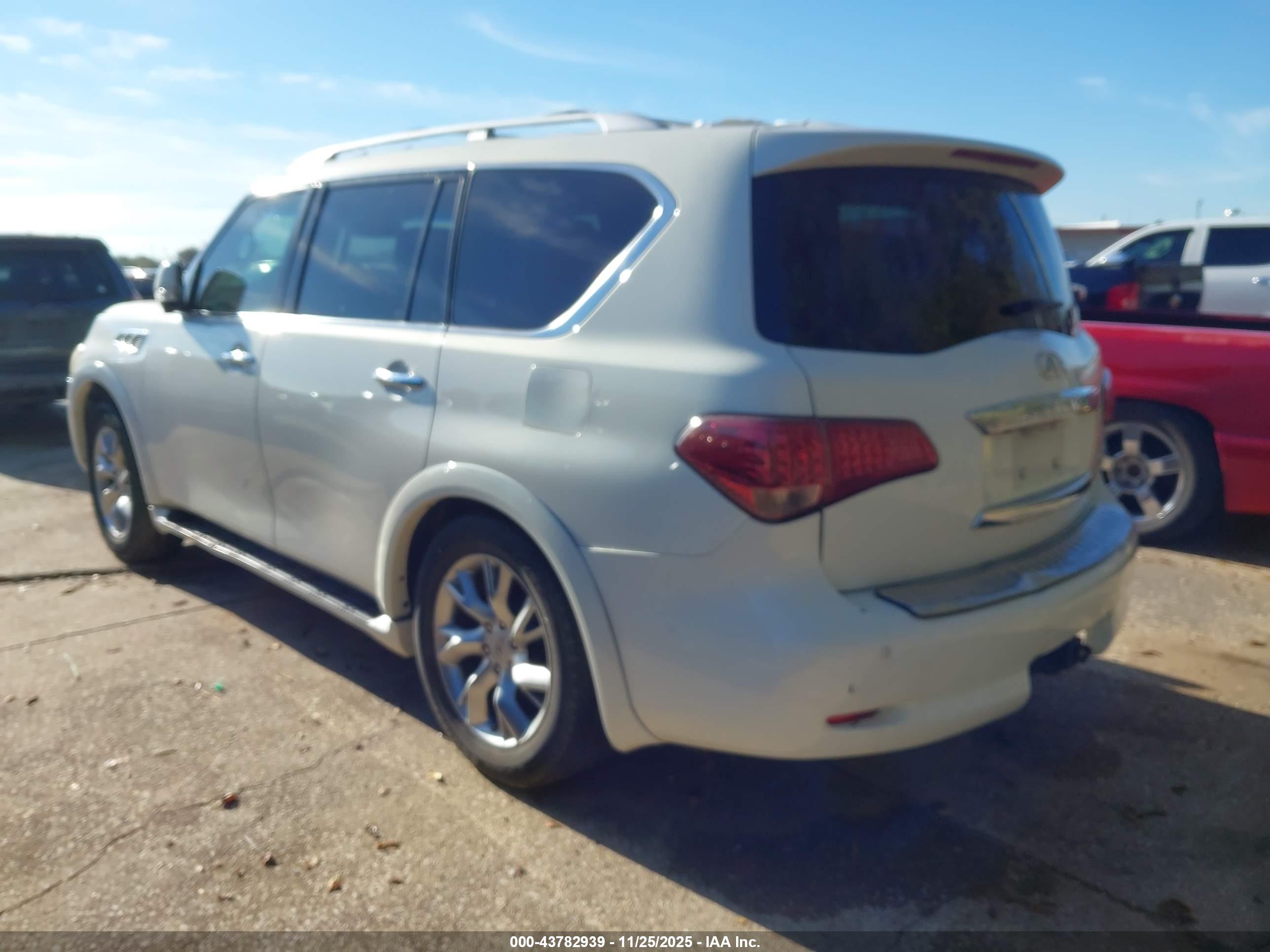 INFINITI QX56 image 3