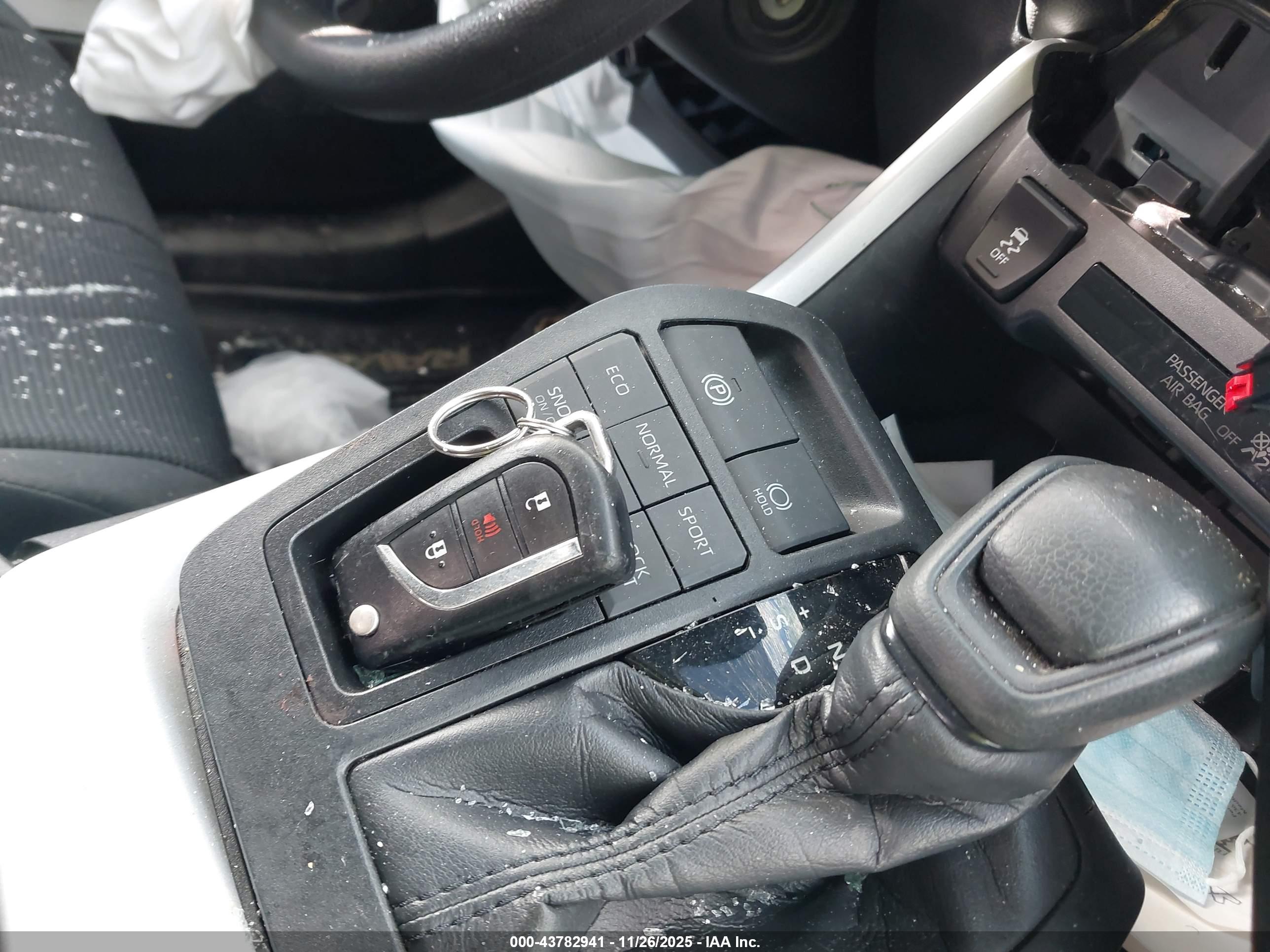 TOYOTA RAV4 image 11