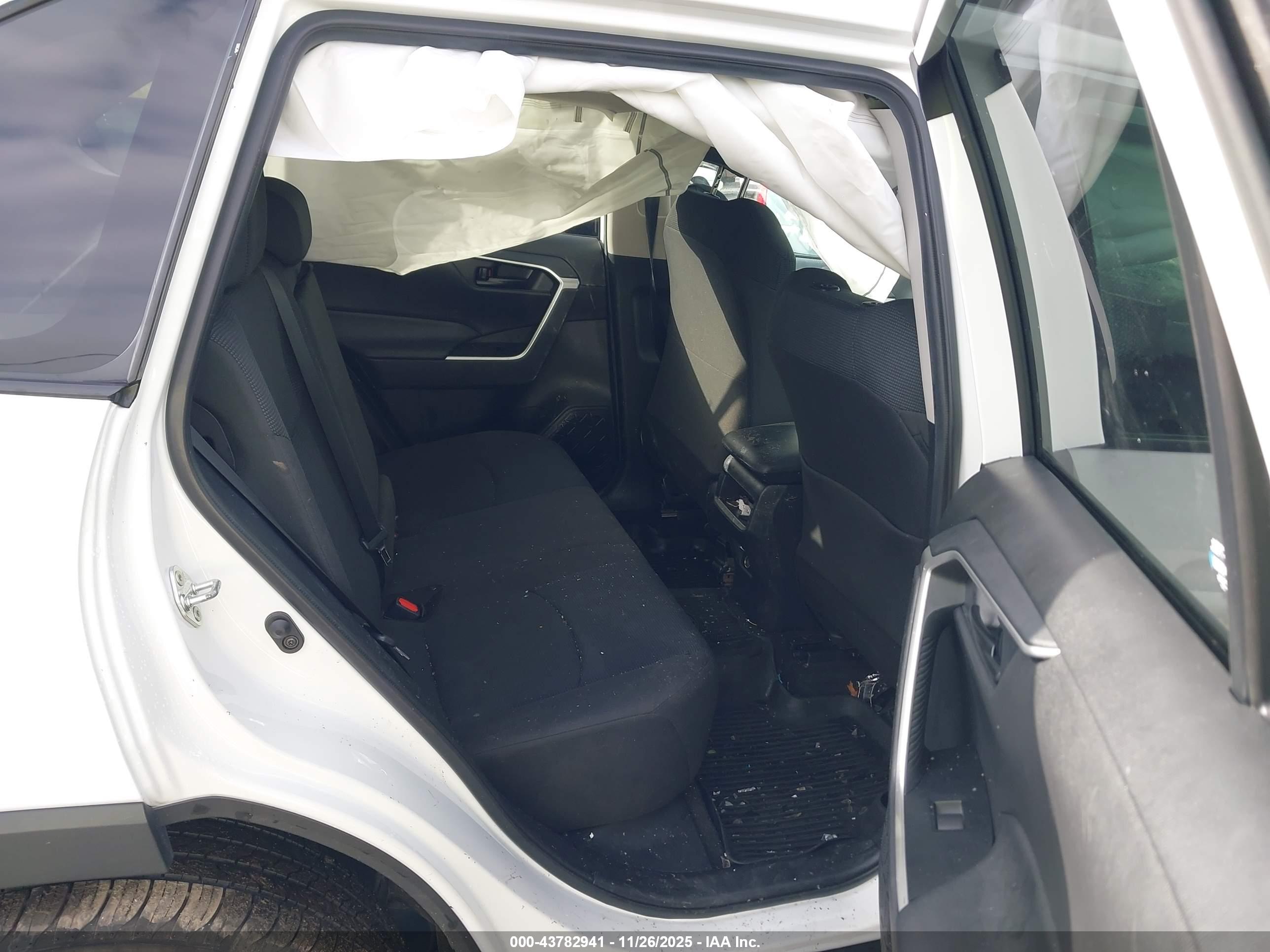 TOYOTA RAV4 image 8