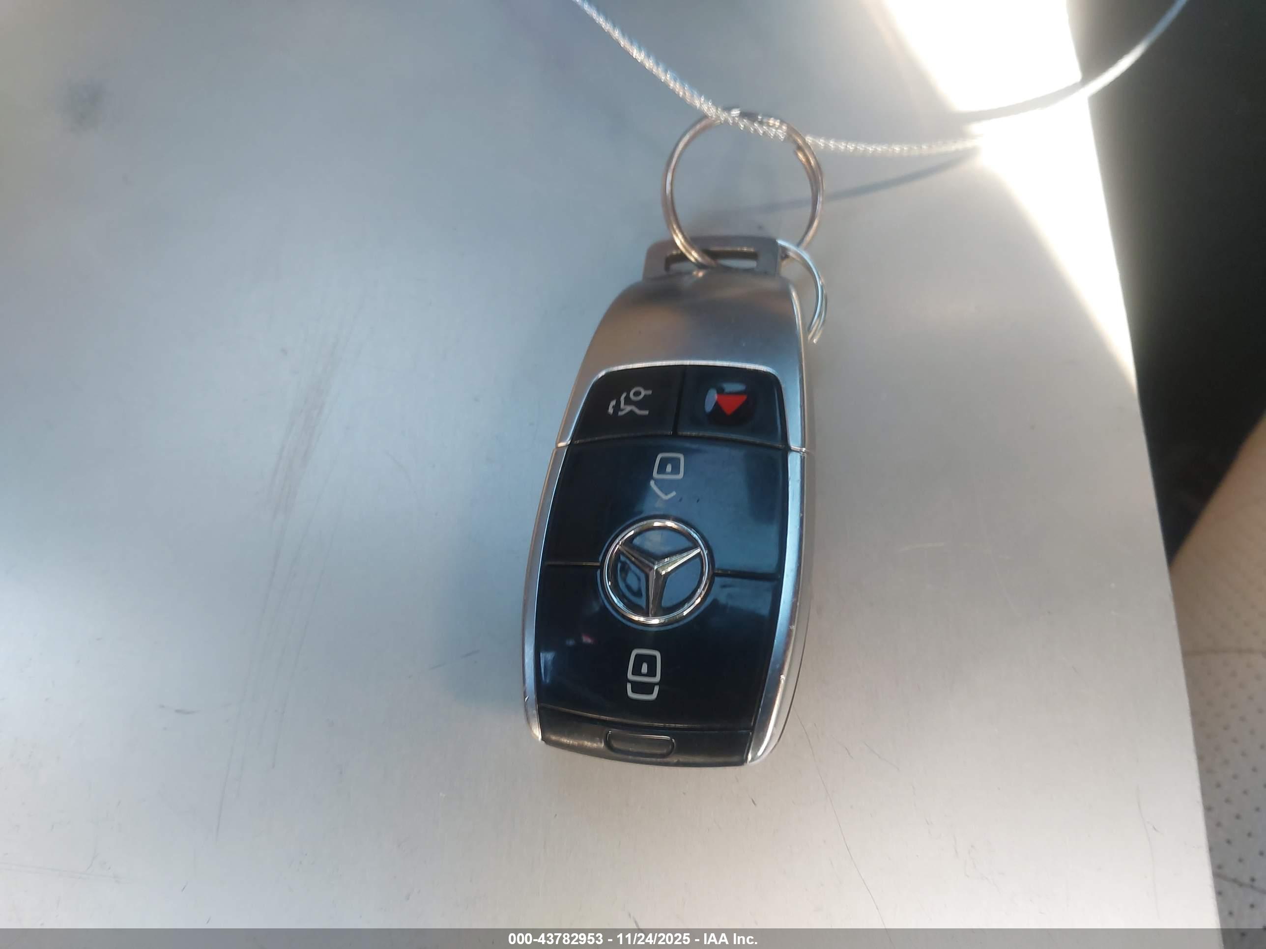 MERCEDES-BENZ E image 11