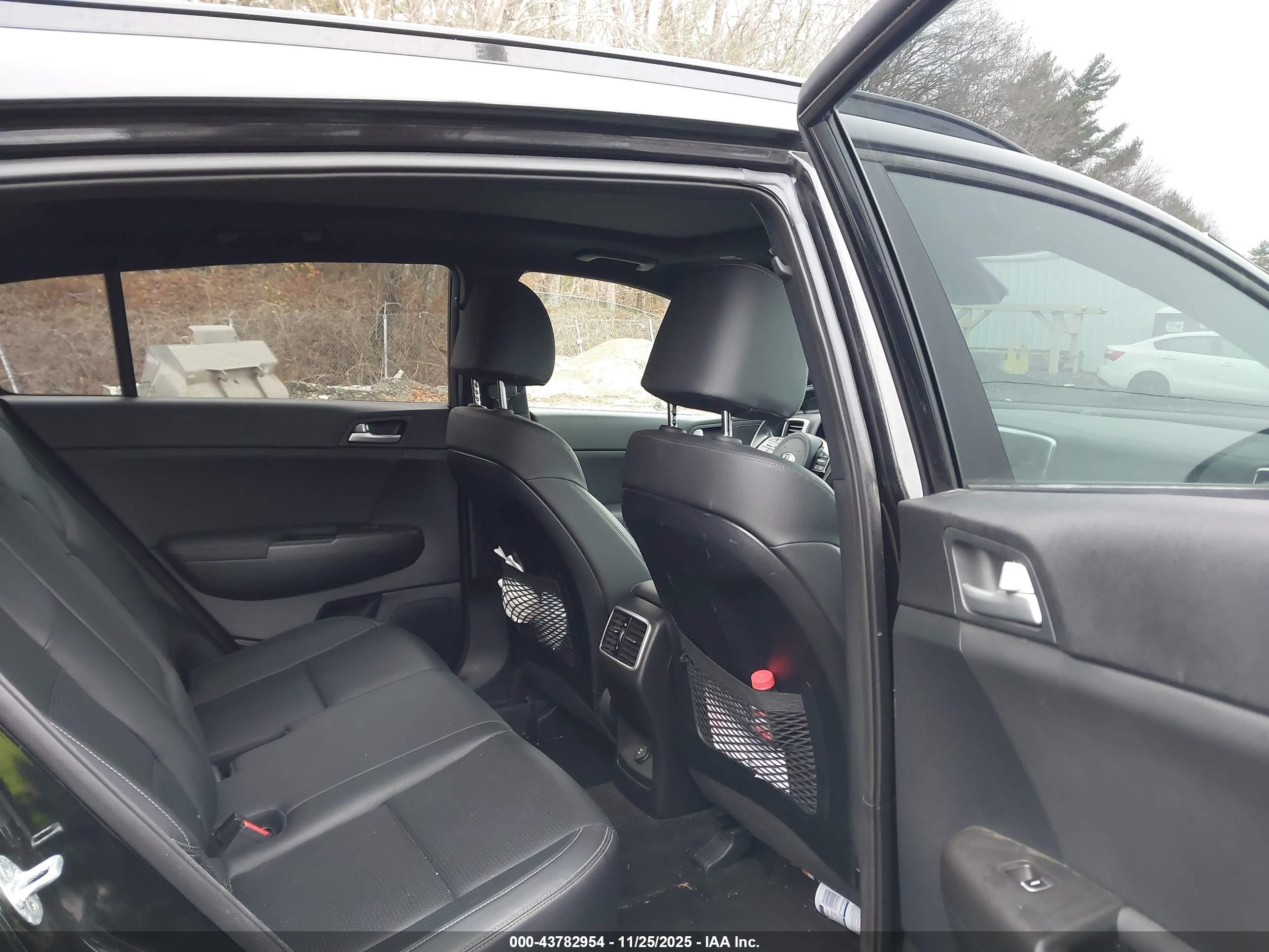 KIA SPORTAGE image 8