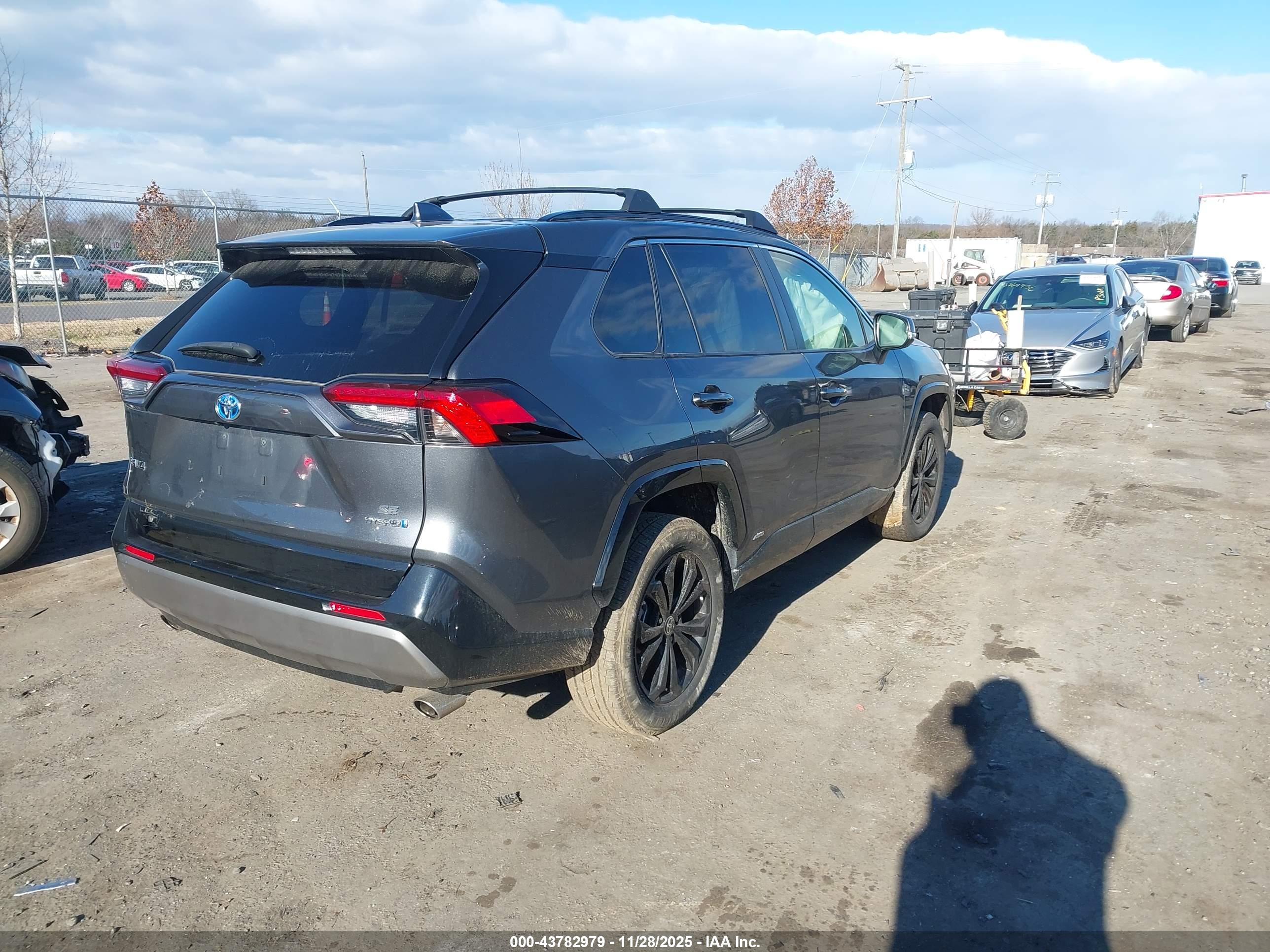 TOYOTA RAV4 image 4