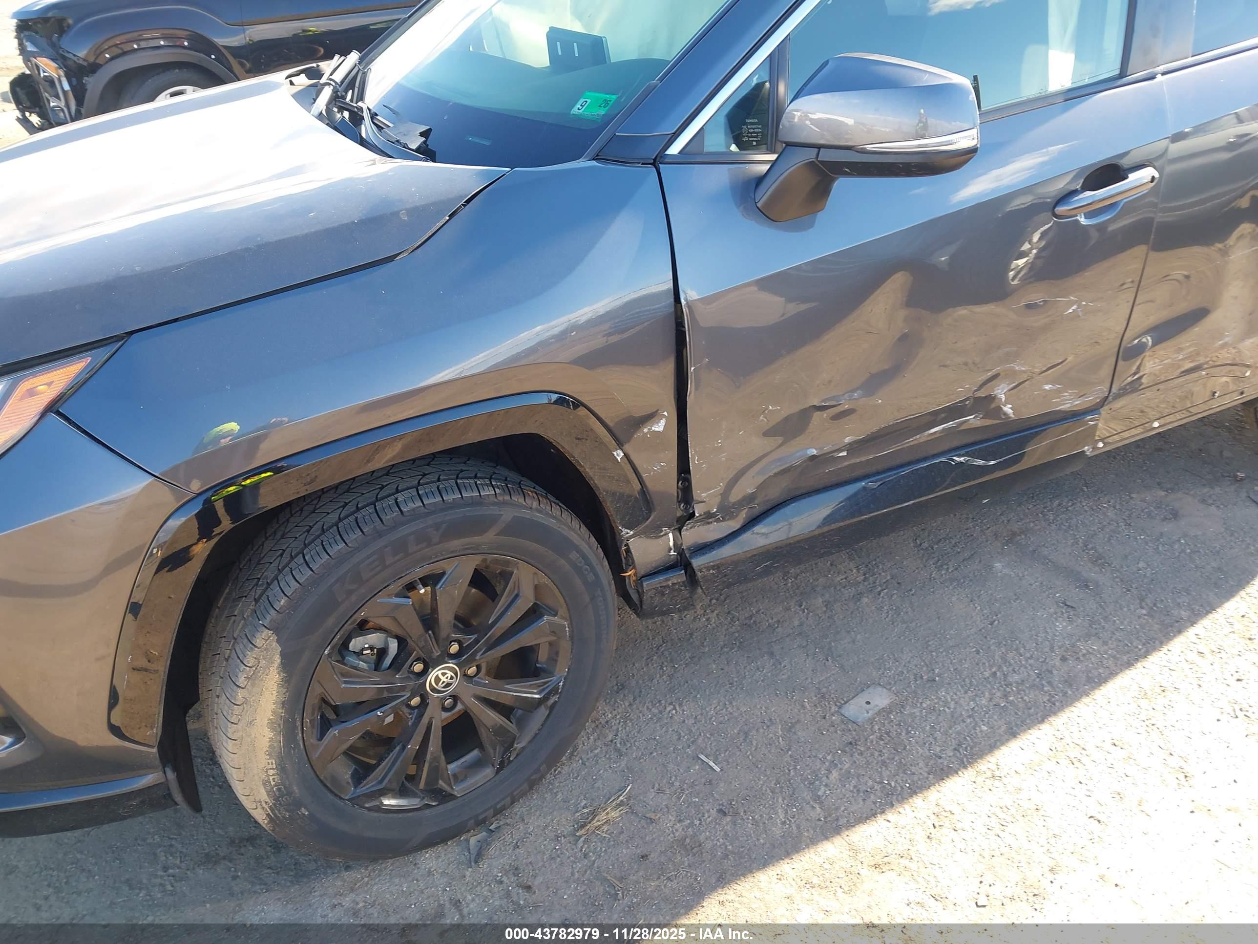 TOYOTA RAV4 image 6