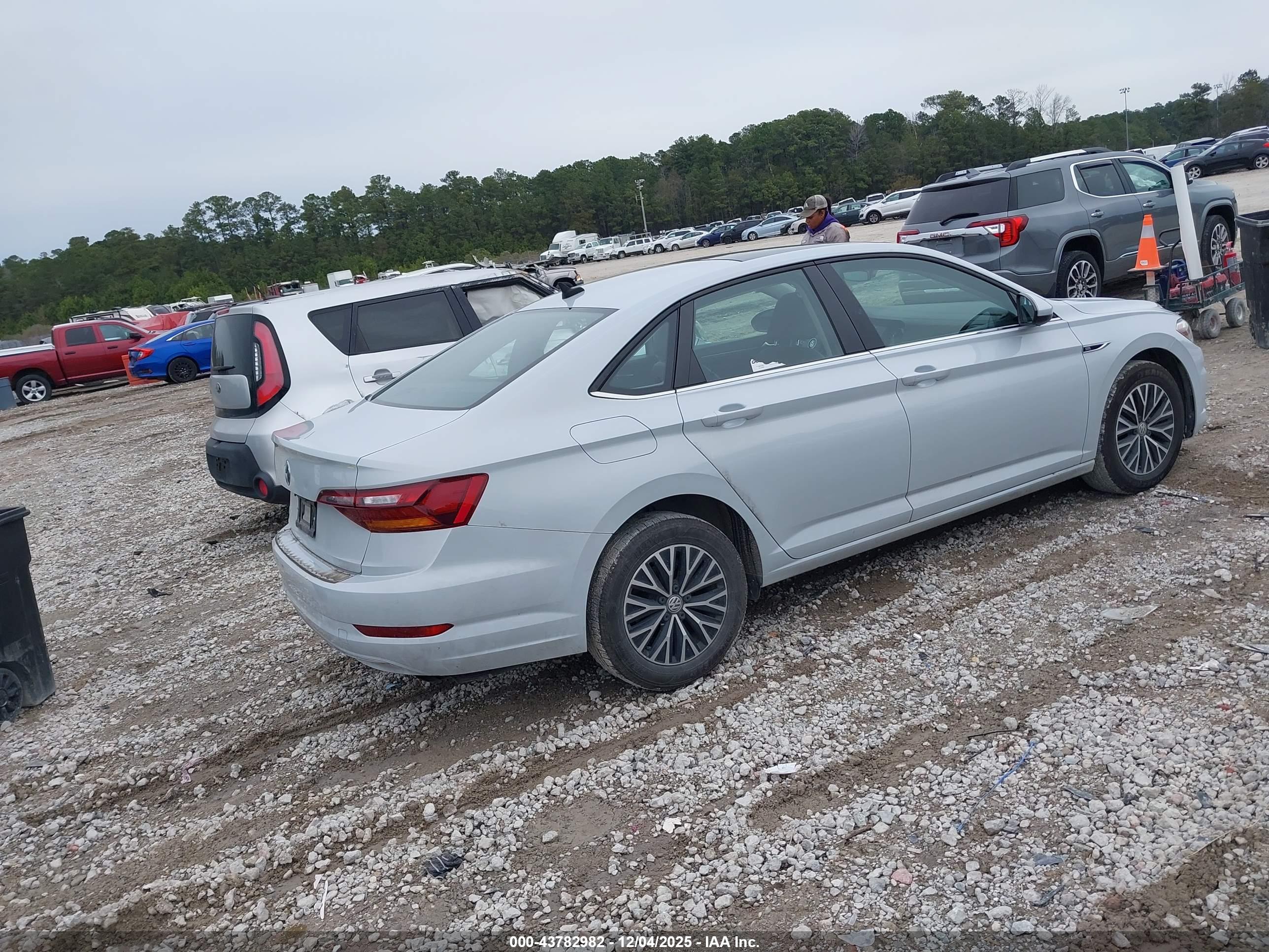 VOLKSWAGEN JETTA image 4