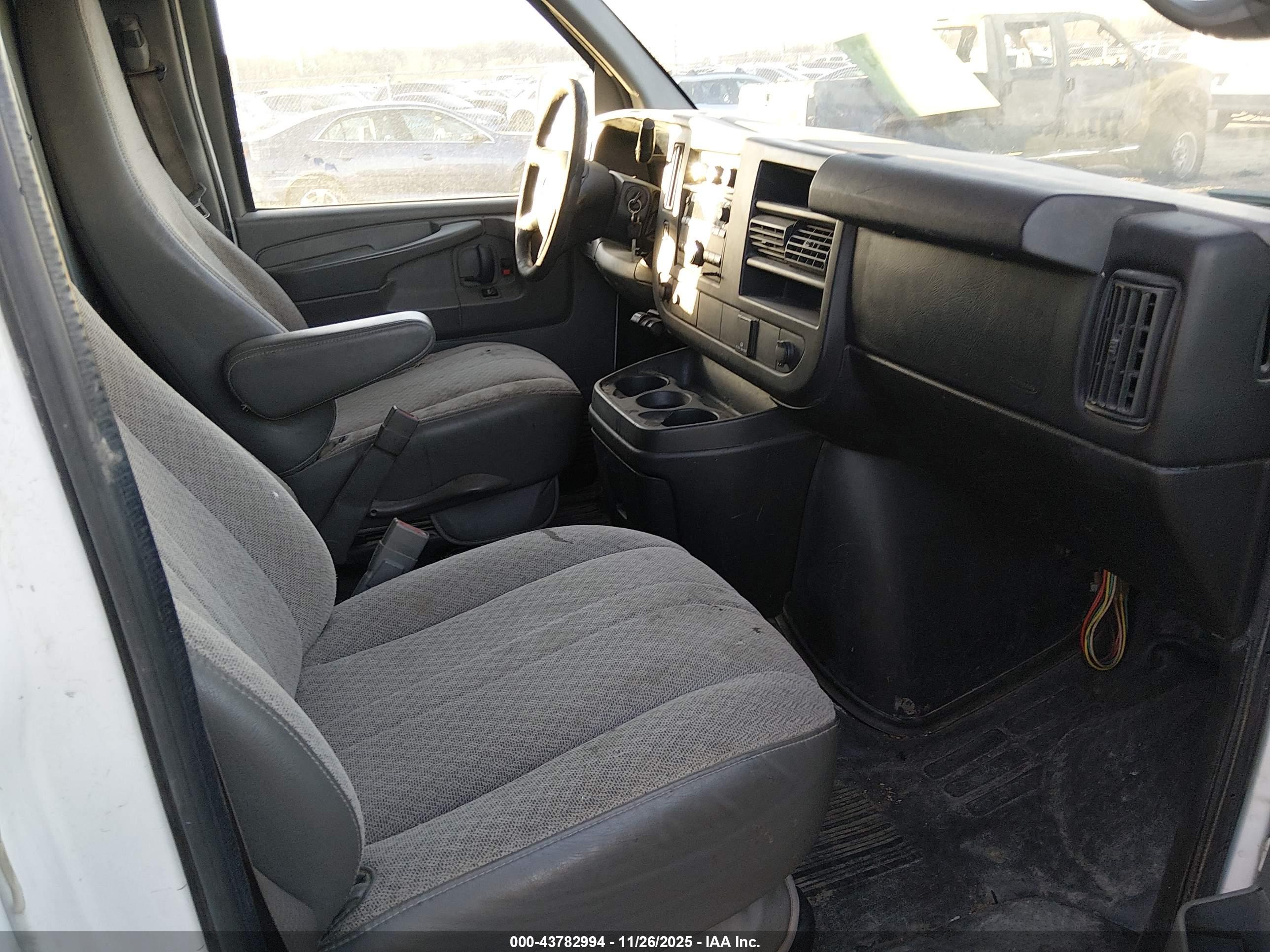 GMC SAVANA image 5