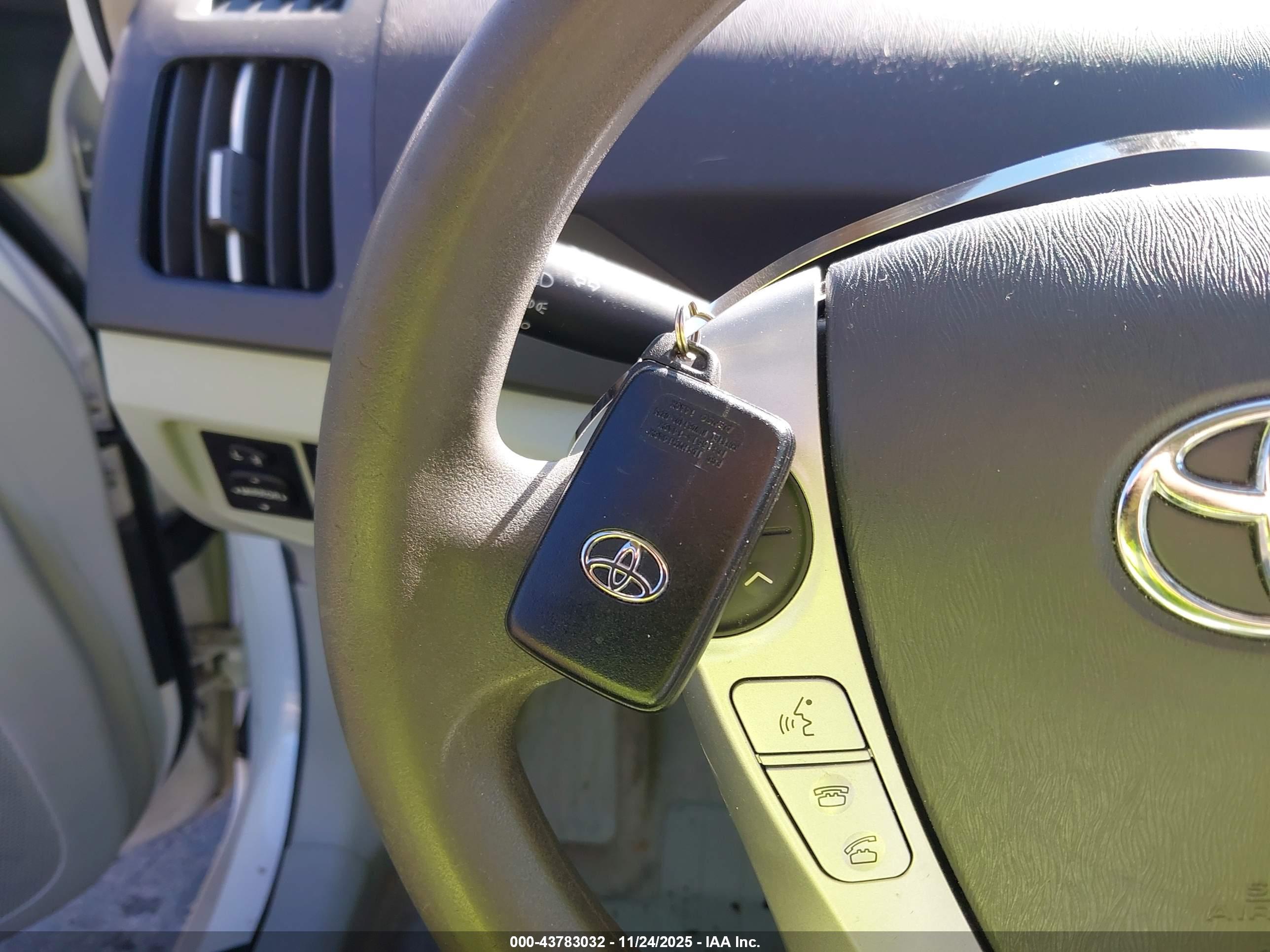 TOYOTA PRIUS image 11