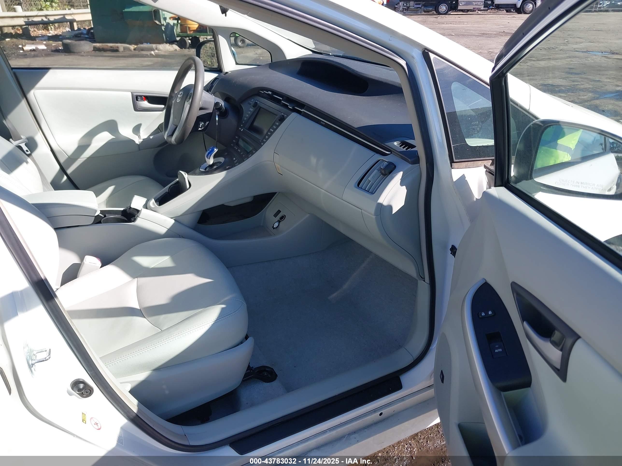 TOYOTA PRIUS image 5