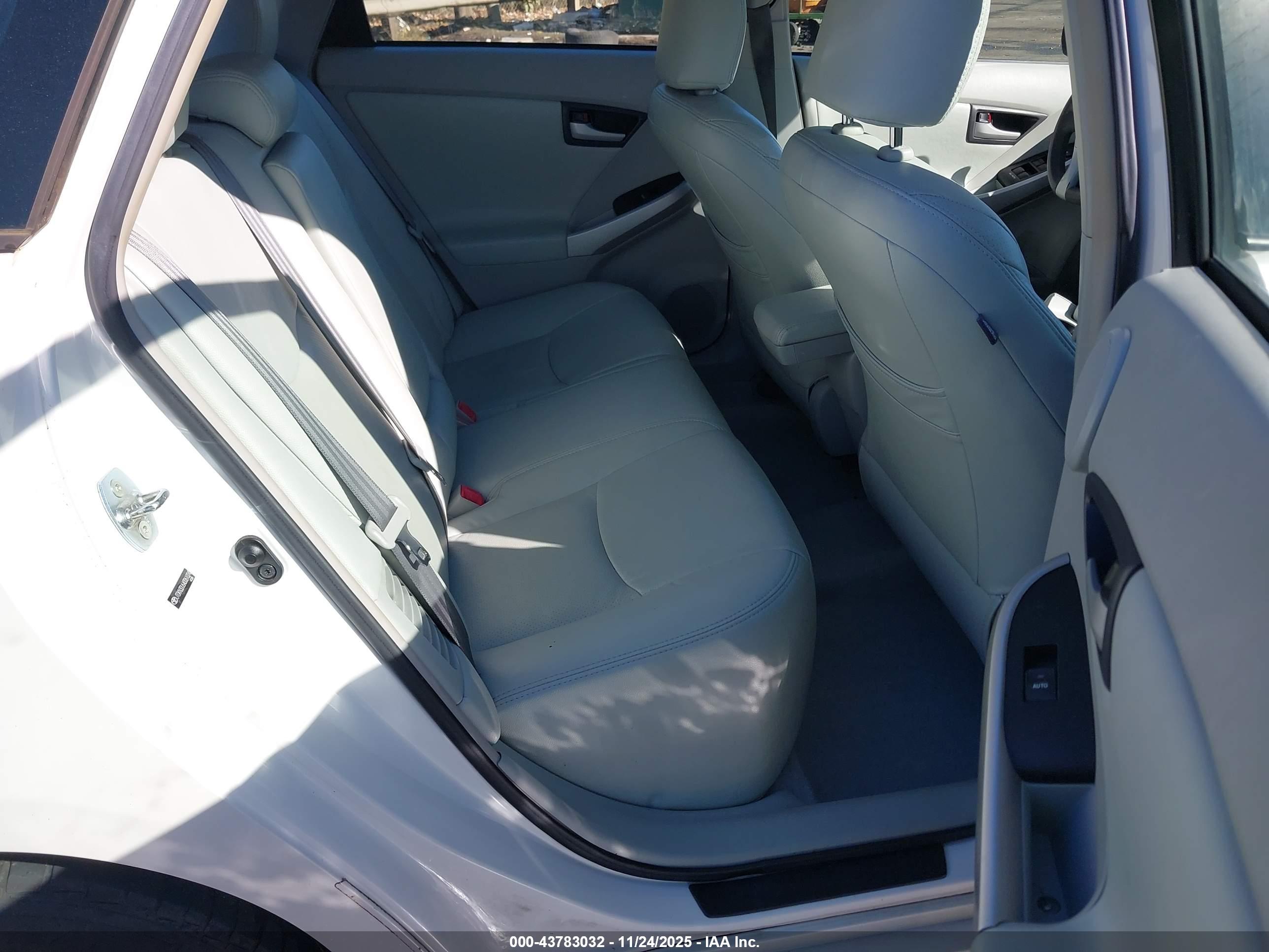 TOYOTA PRIUS image 8