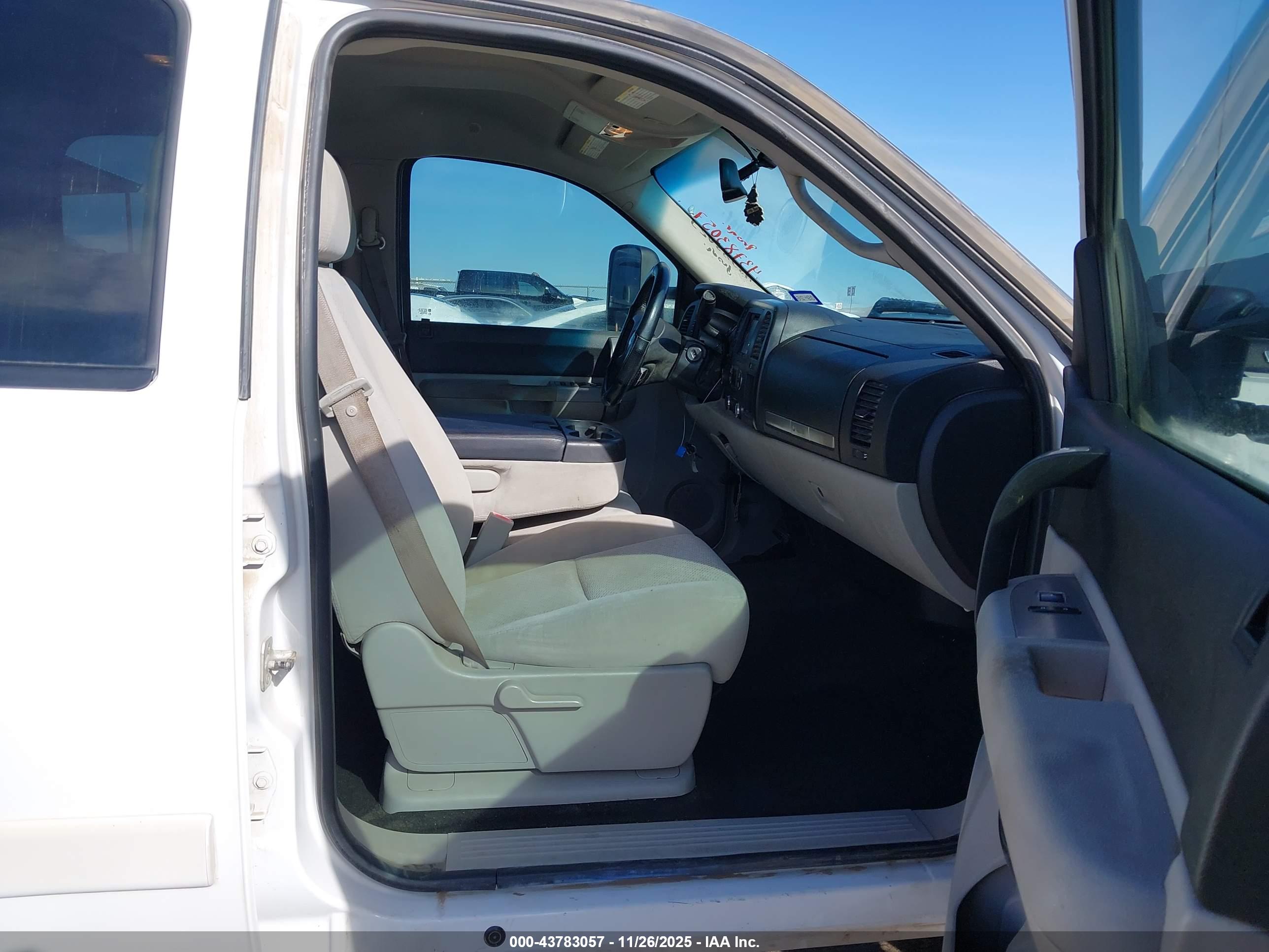 CHEVROLET SILVERADO image 5