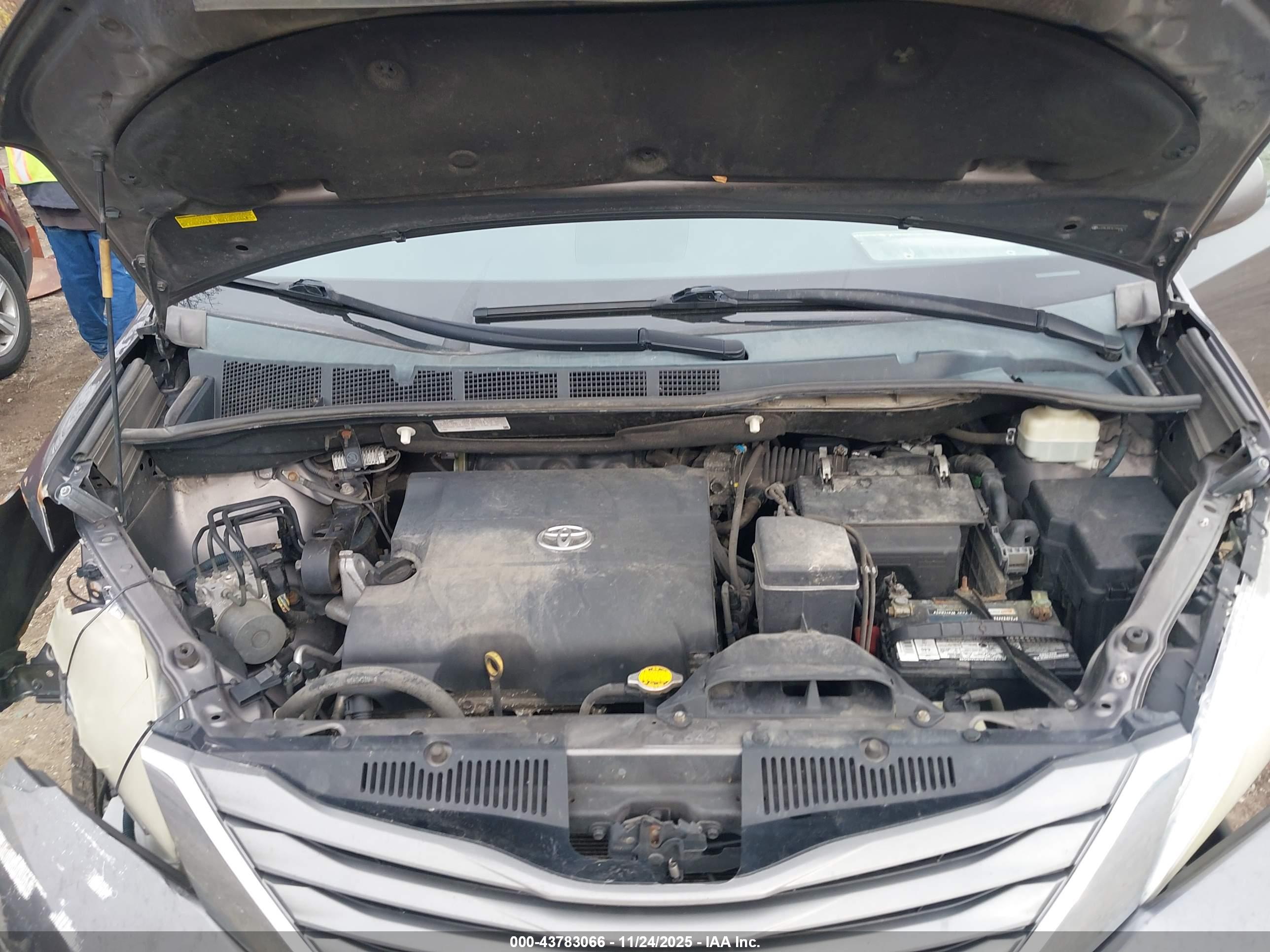 TOYOTA SIENNA image 10