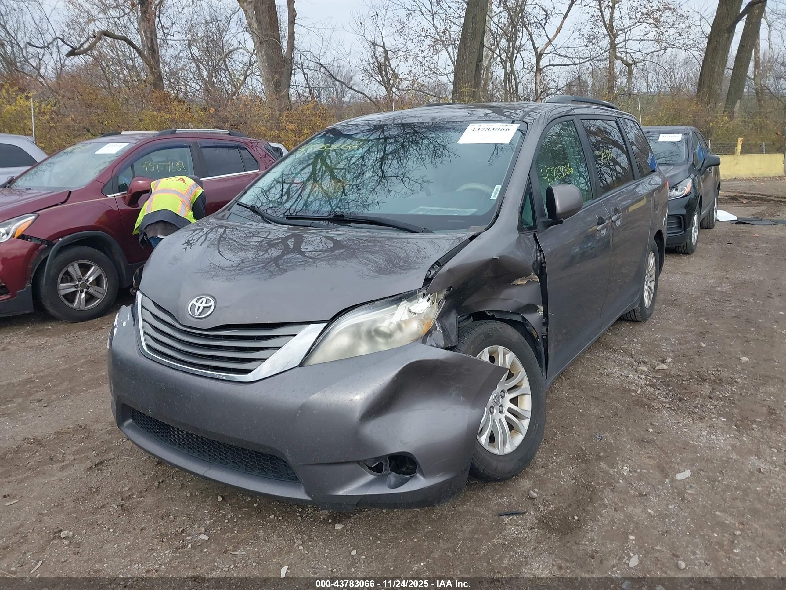 TOYOTA SIENNA image 2