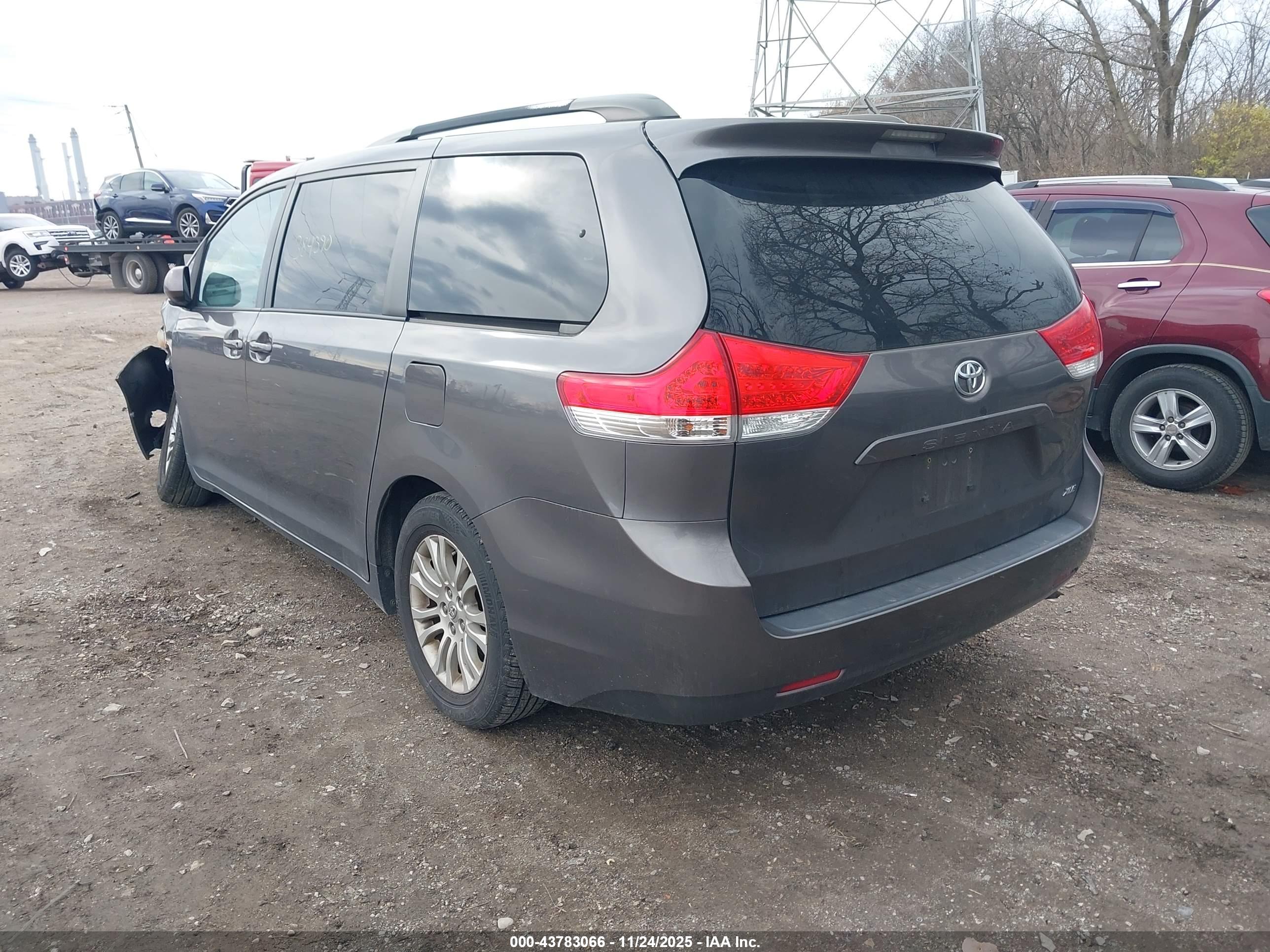 TOYOTA SIENNA image 3