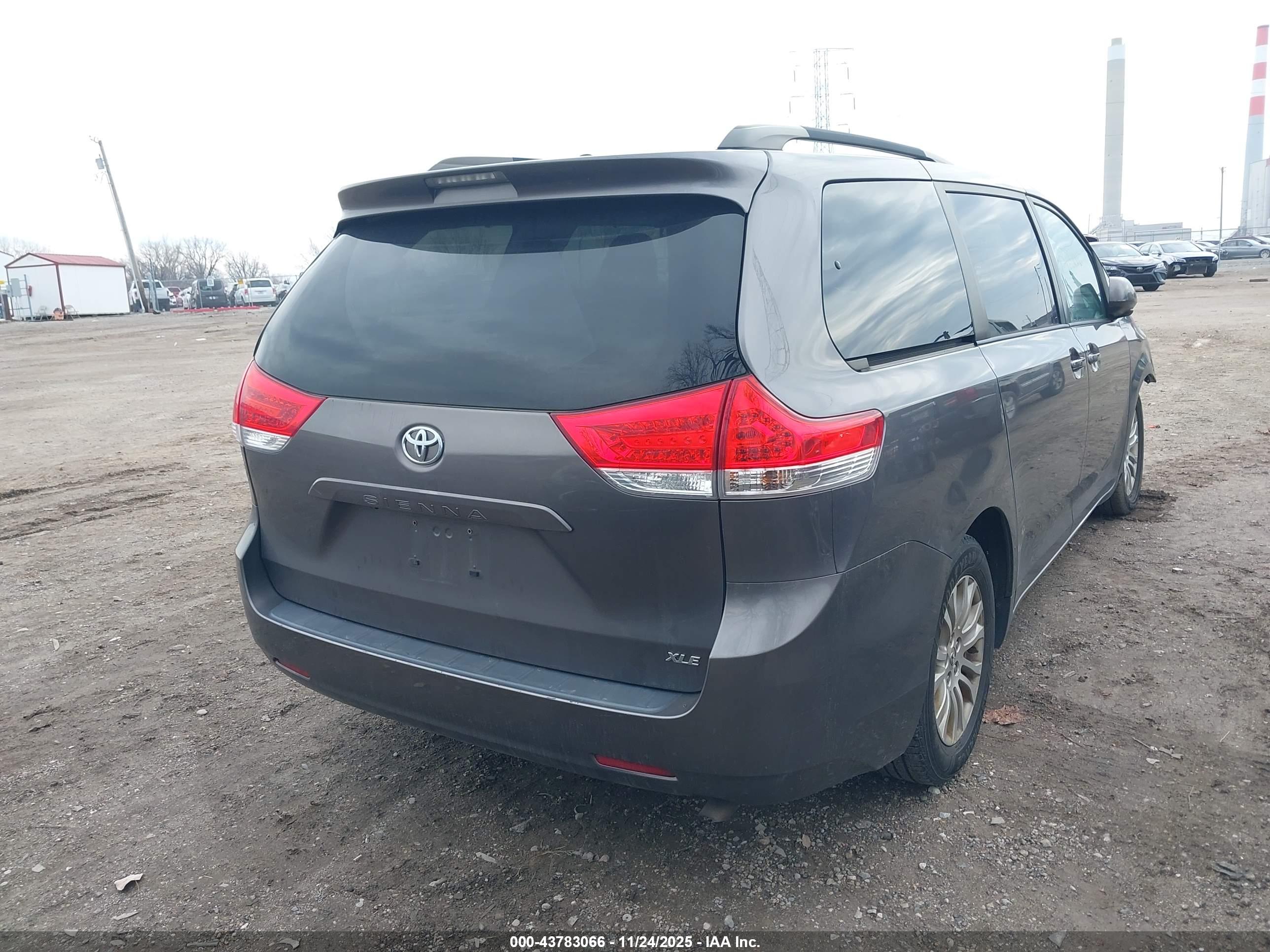 TOYOTA SIENNA image 4