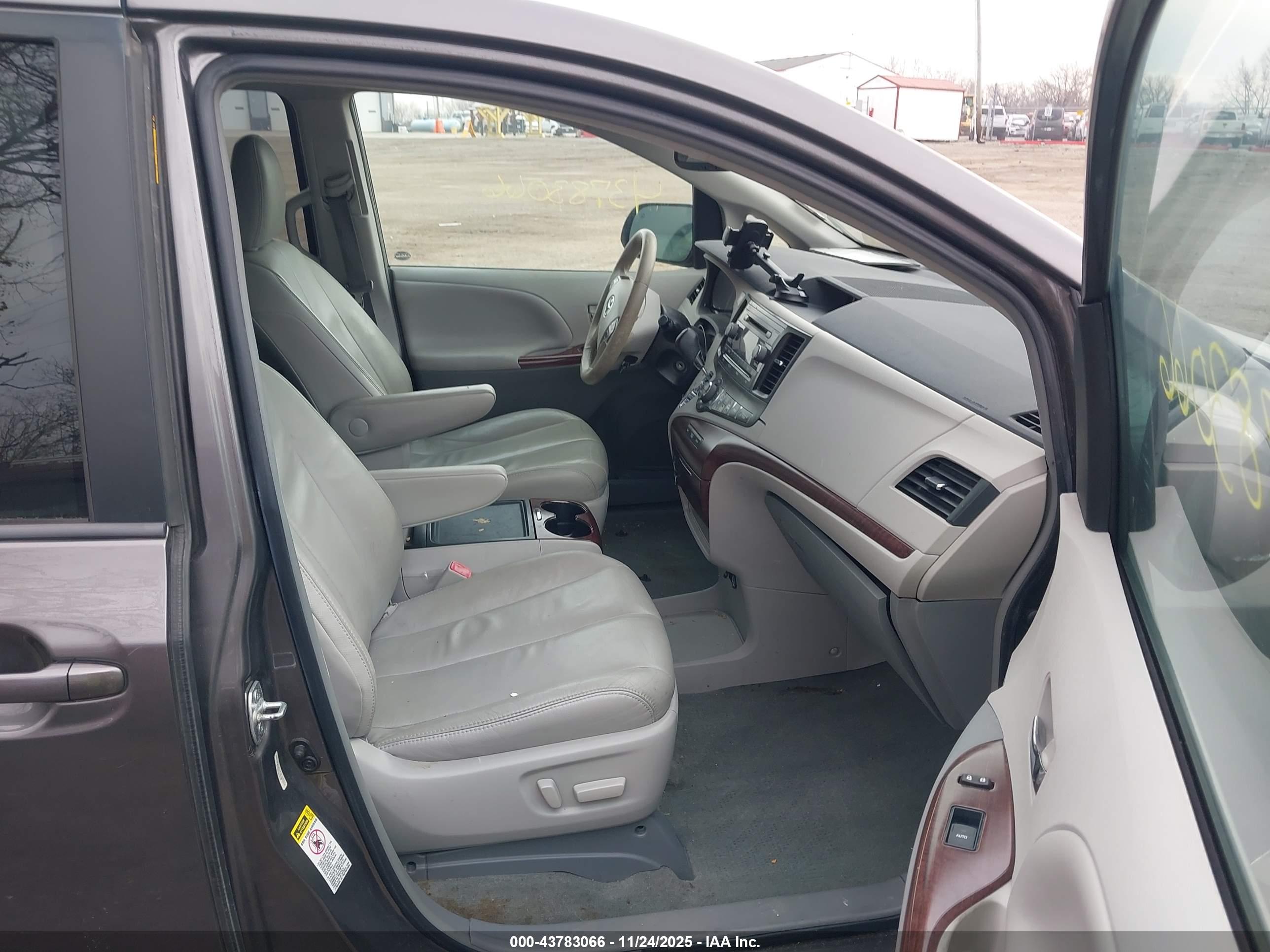 TOYOTA SIENNA image 5