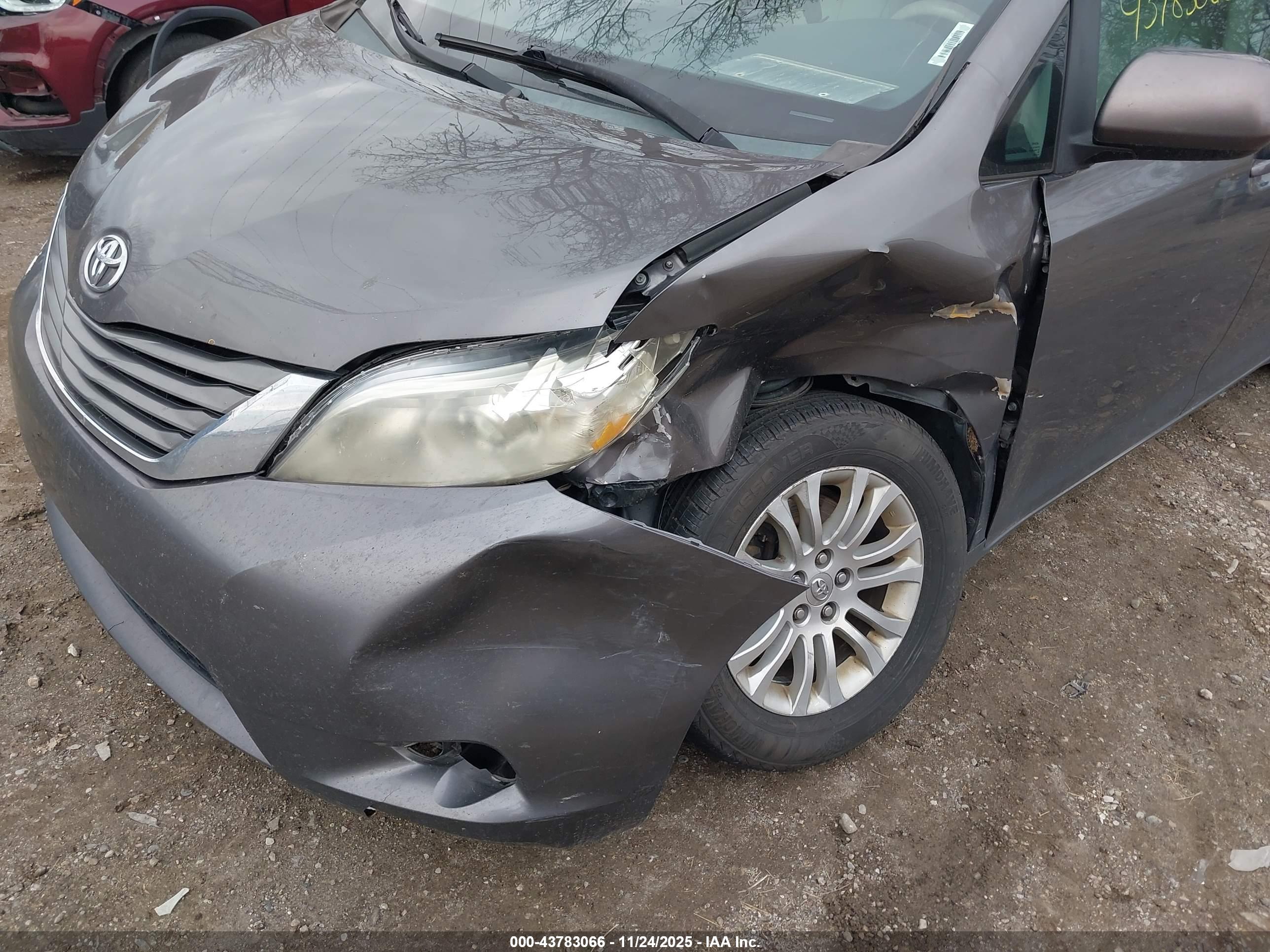 TOYOTA SIENNA image 6