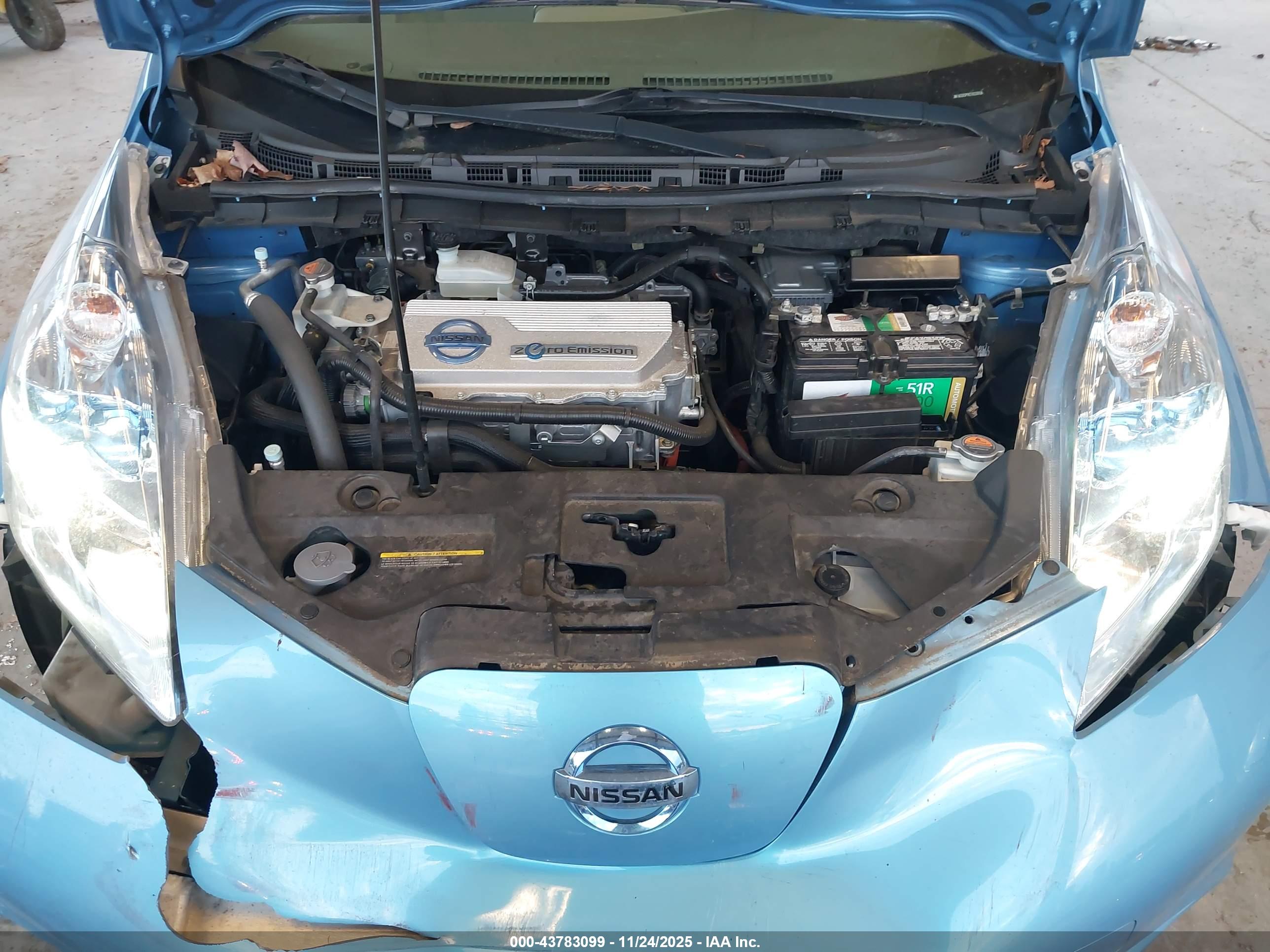 NISSAN LEAF image 10