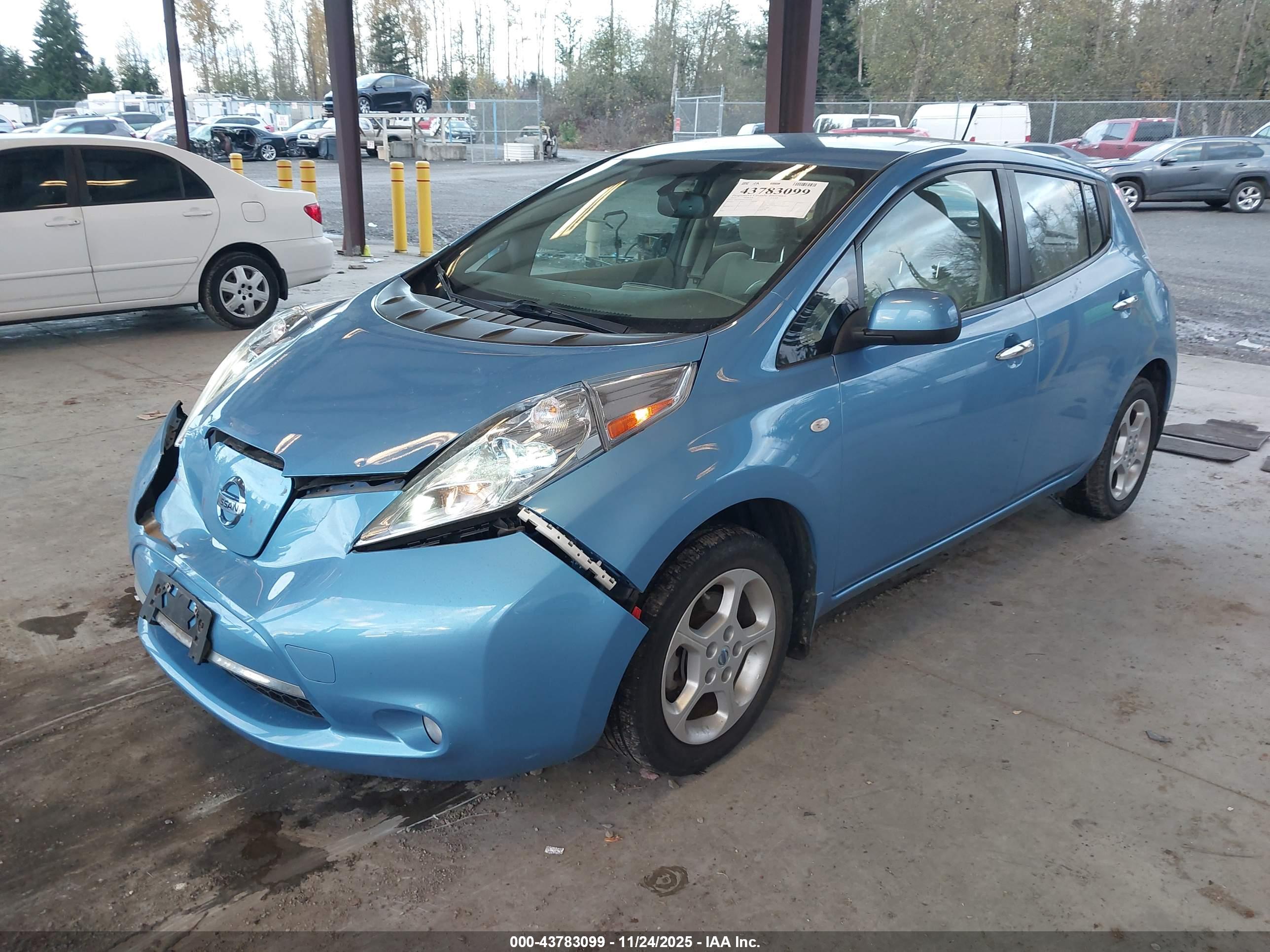 NISSAN LEAF image 2