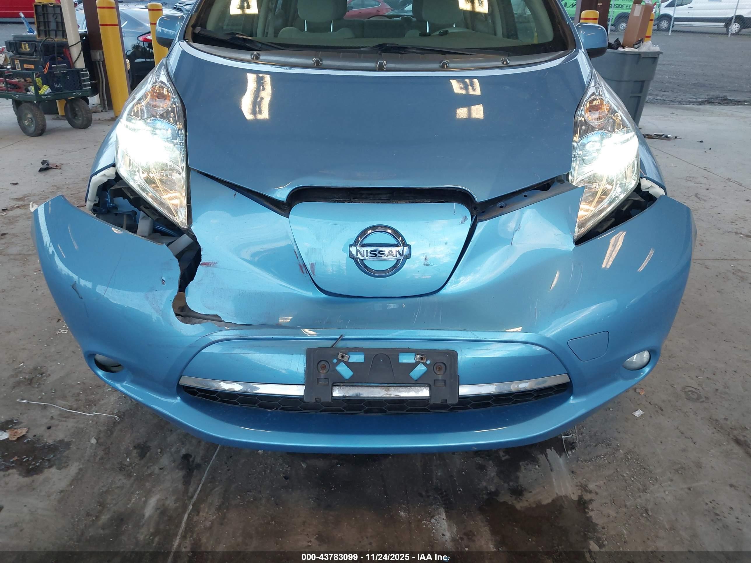 NISSAN LEAF image 6