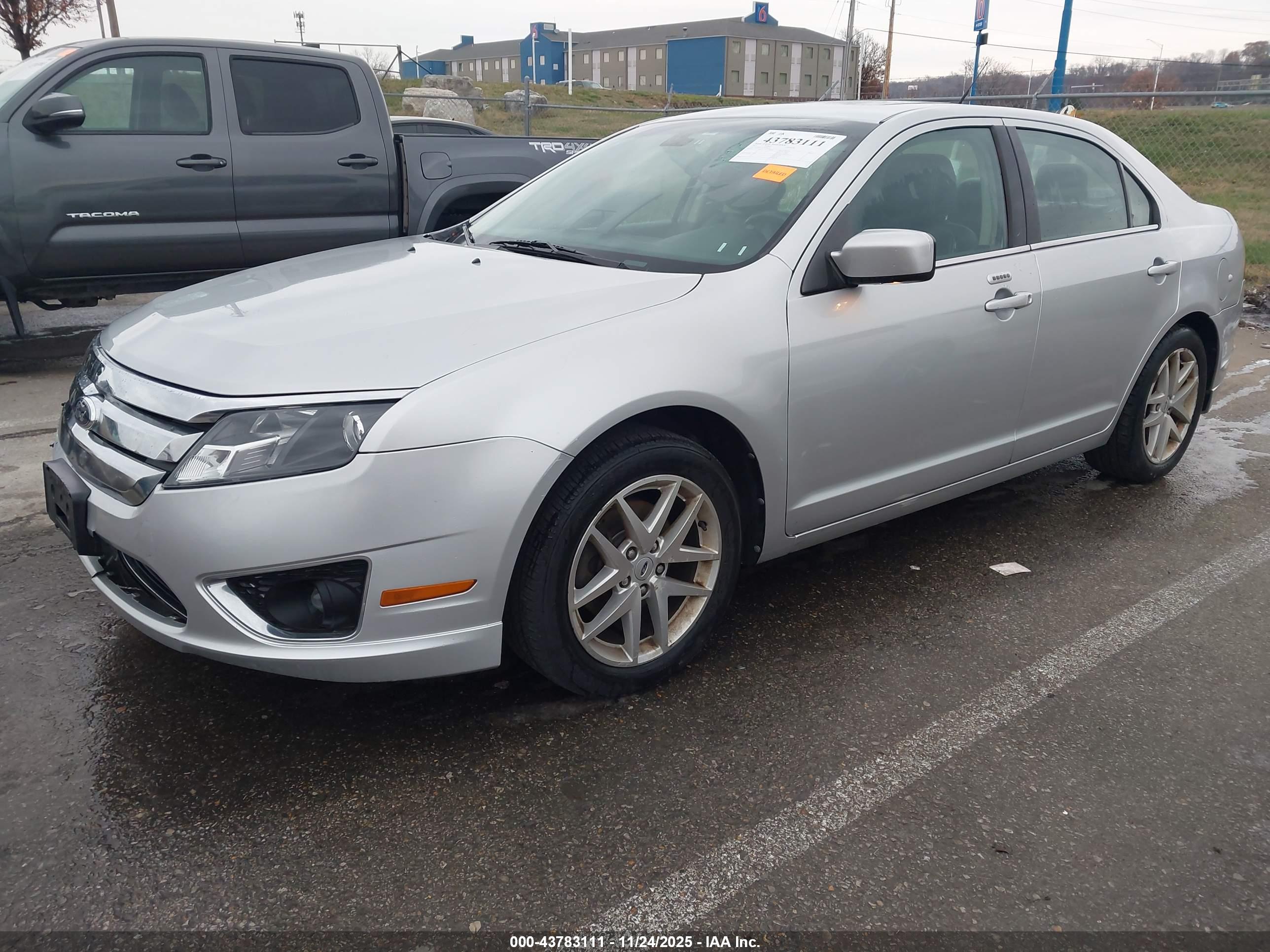FORD FUSION image 2