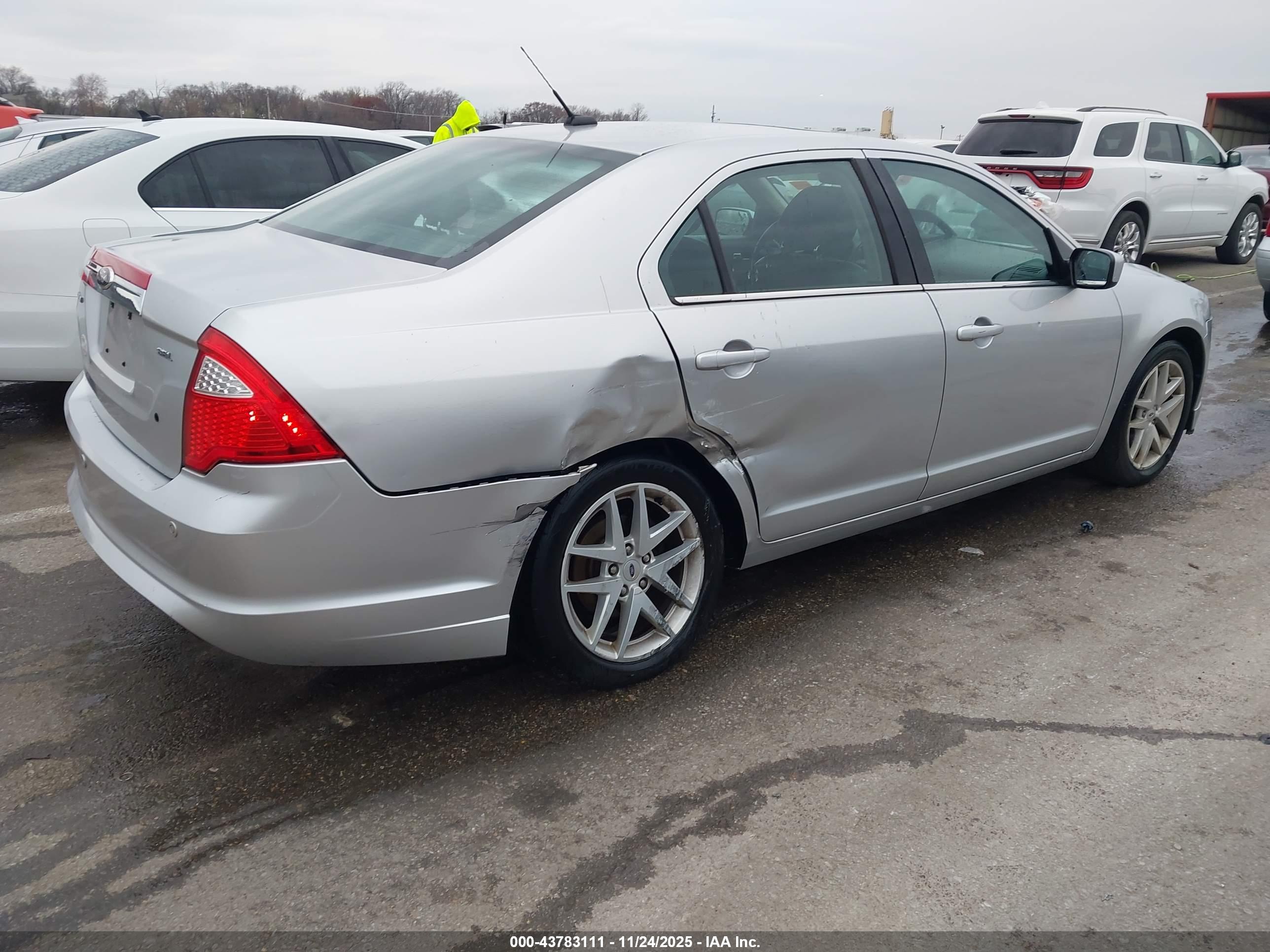 FORD FUSION image 4