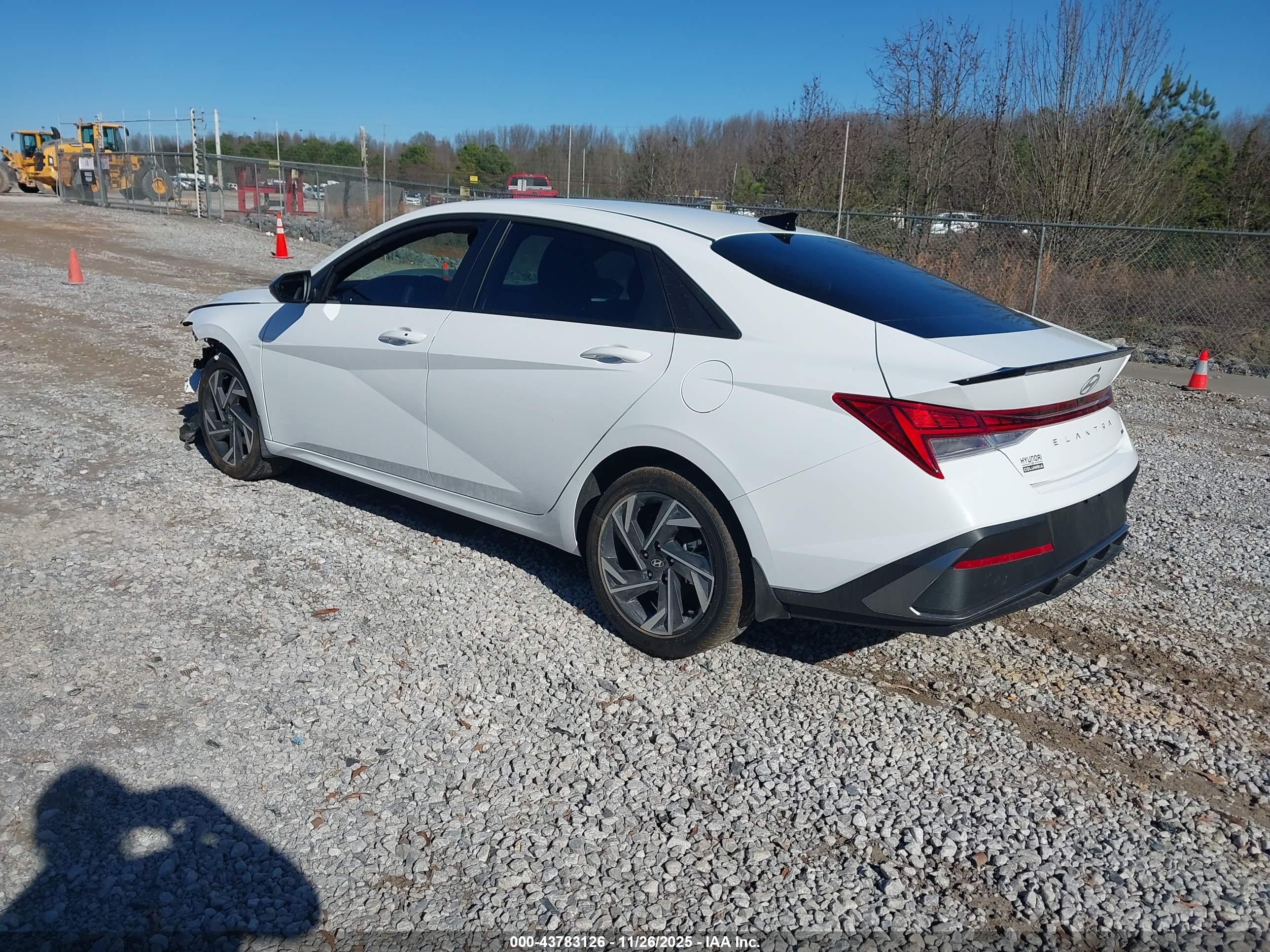 HYUNDAI ELANTRA image 3