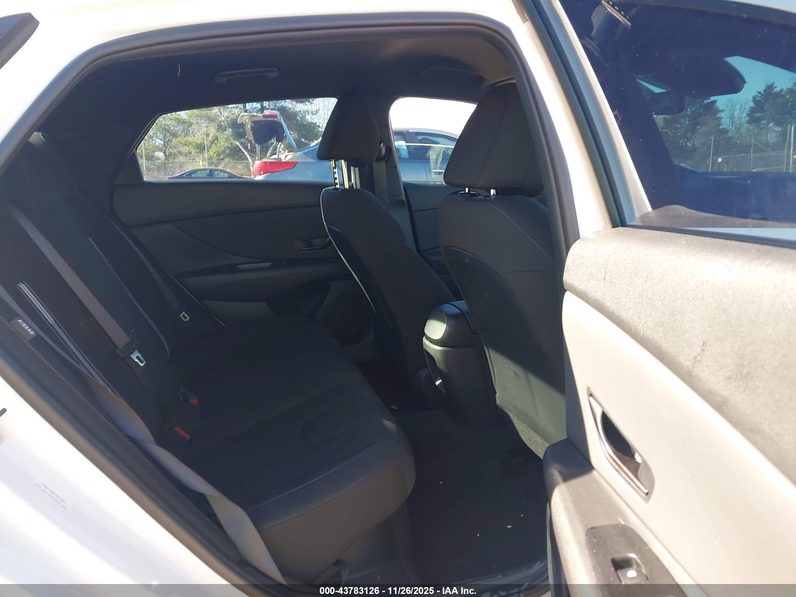 HYUNDAI ELANTRA image 8