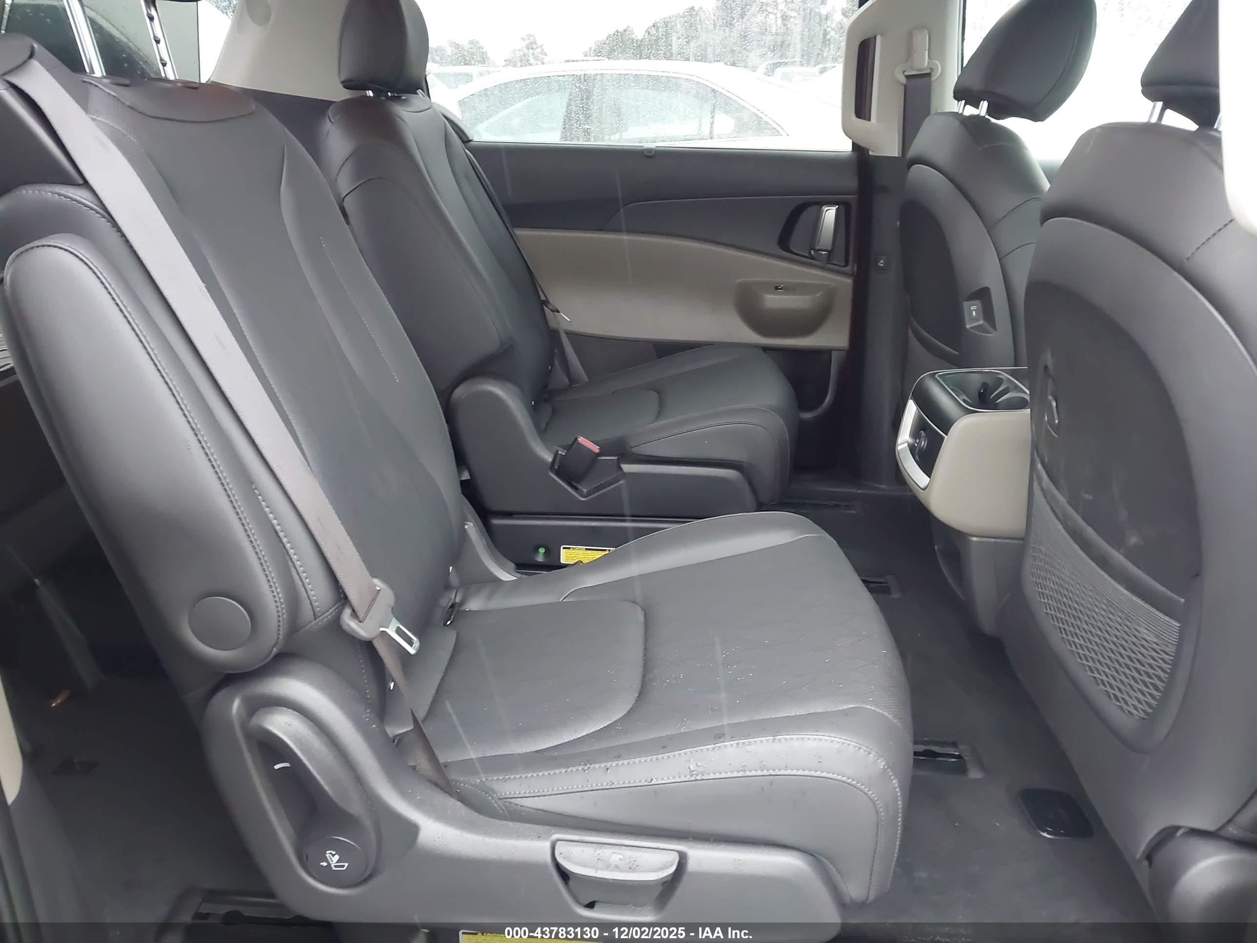 KIA CARNIVAL image 8